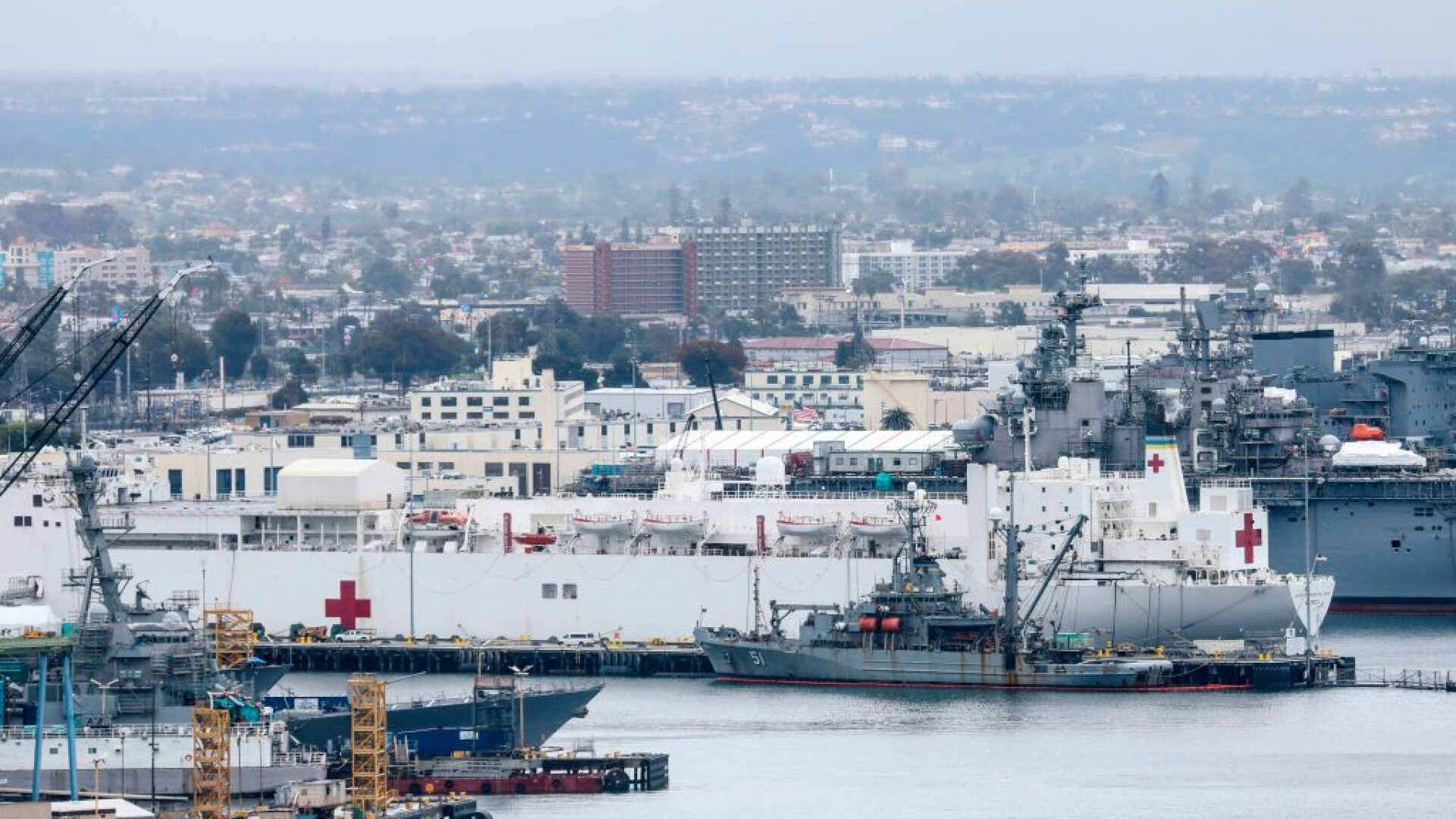 Marina Americană trimite spitale plutitoare ca să ajute bolnavii de Covid-19 din New York