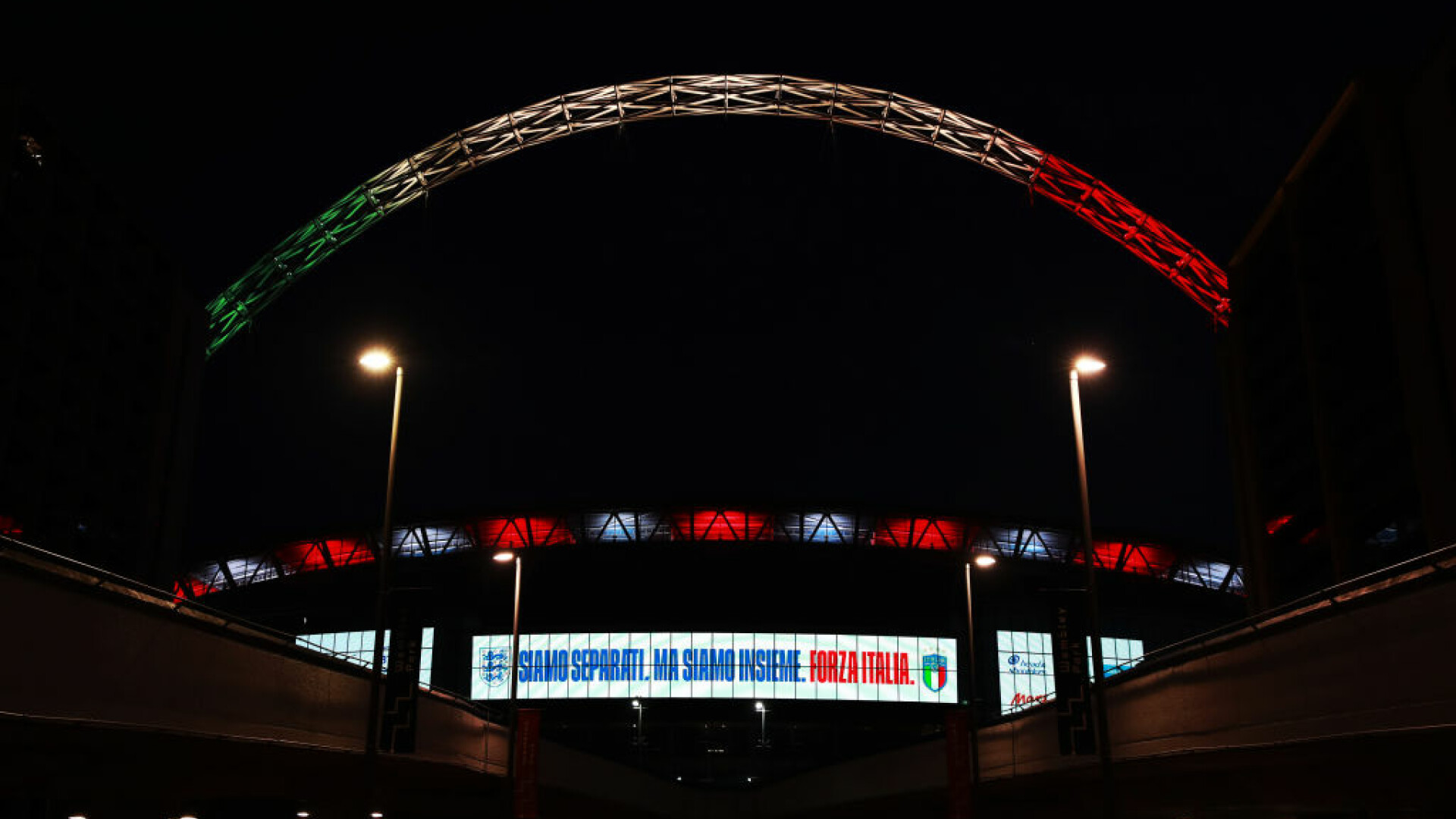 Arena Wembley, luminată în culorile drapelului italian în ziua în care ar fi trebuit să aibă loc un amical Anglia – Italia