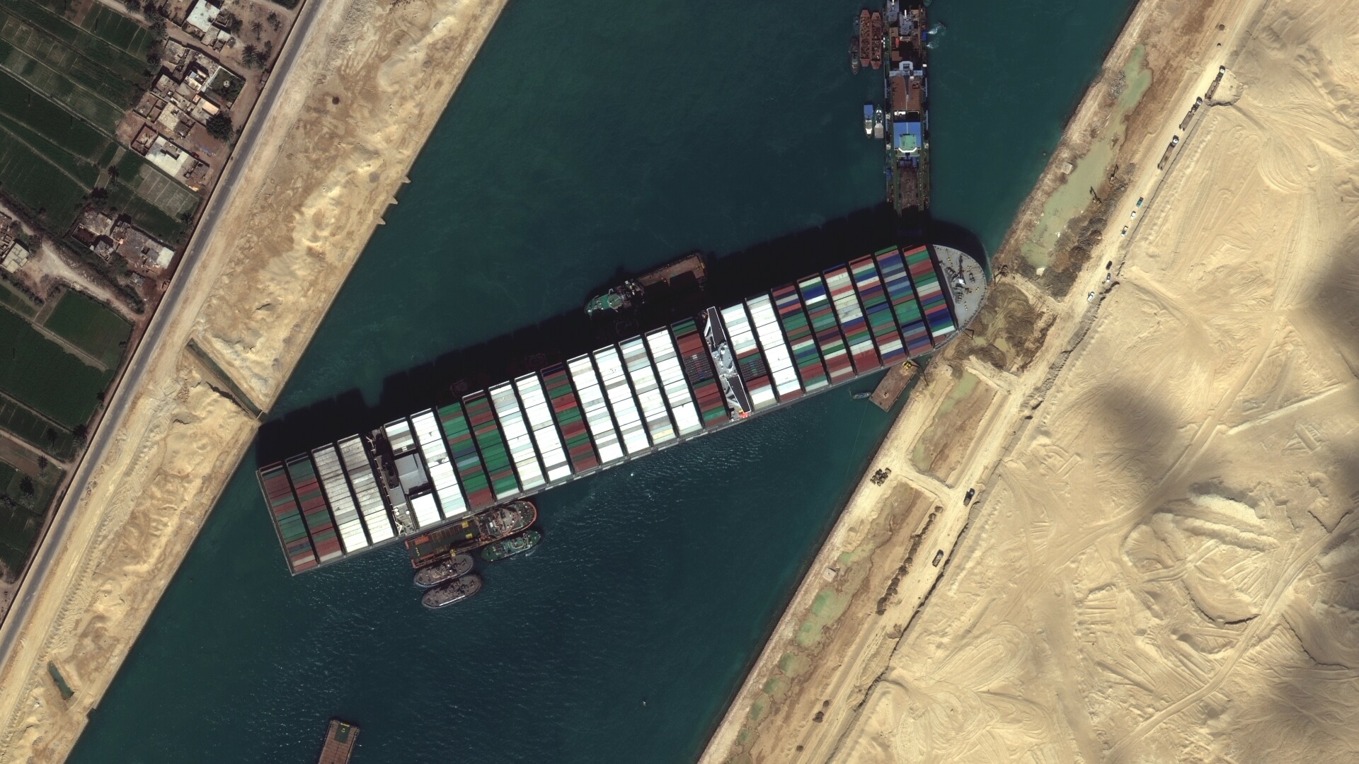 Canalul Suez, blocat complet din cauza unei nave eșuate