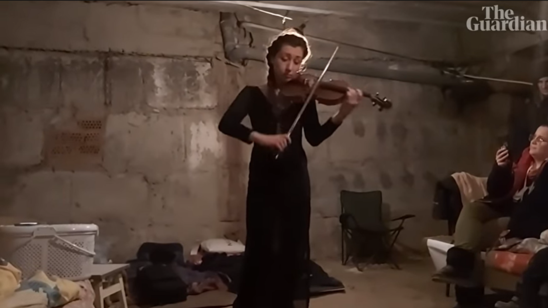 O violonistă a cântat oamenilor dintr-un adăpost antiaerian din Harkov, în timp ce rușii bombardau orașul VIDEO