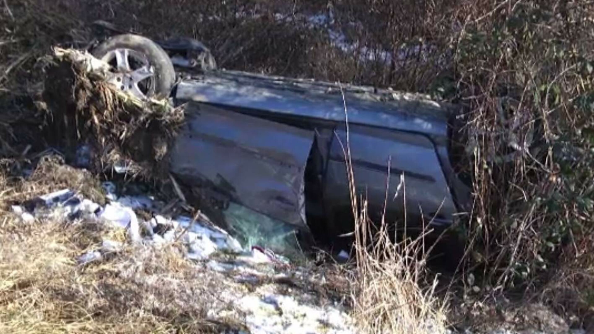 Un șofer s-a rostogolit zeci de metri cu mașina, în Aninoasa, și a scăpat cu viață
