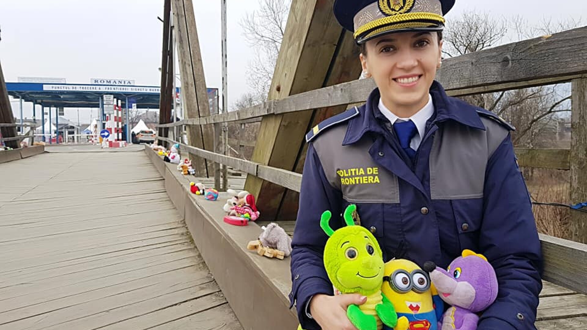 Podul jucăriilor dintre România și Ucraina, la Sighetu Marmației. Inițiativa lăudată a polițiștilor de frontieră