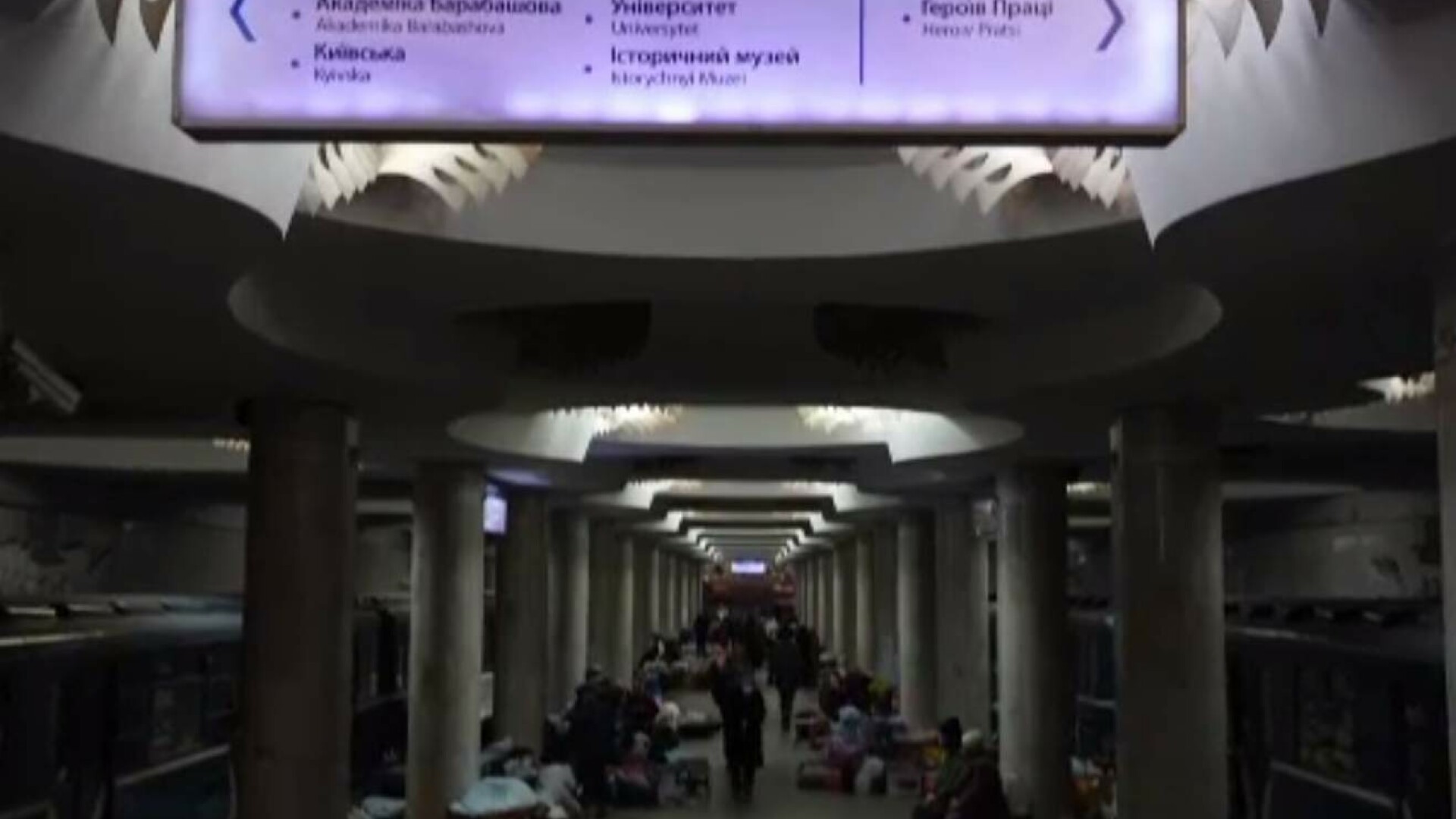 Mii de oameni dorm în stațiile de metrou din Harkov. „Stau în vagoane, e mai cald decât pe peron”