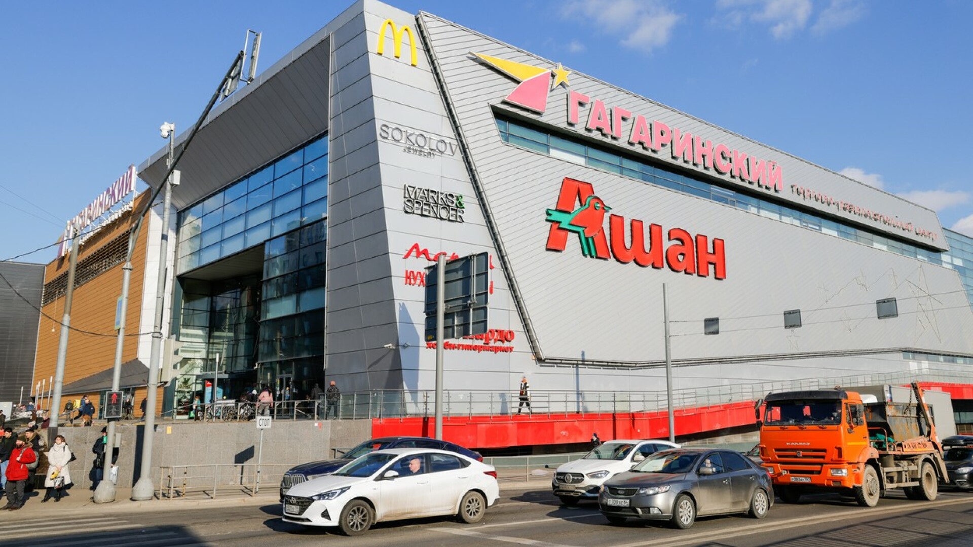 Auchan explică de ce refuză să plece din Rusia: 30.000 de oameni își pierd locul de muncă, nu aduce pace