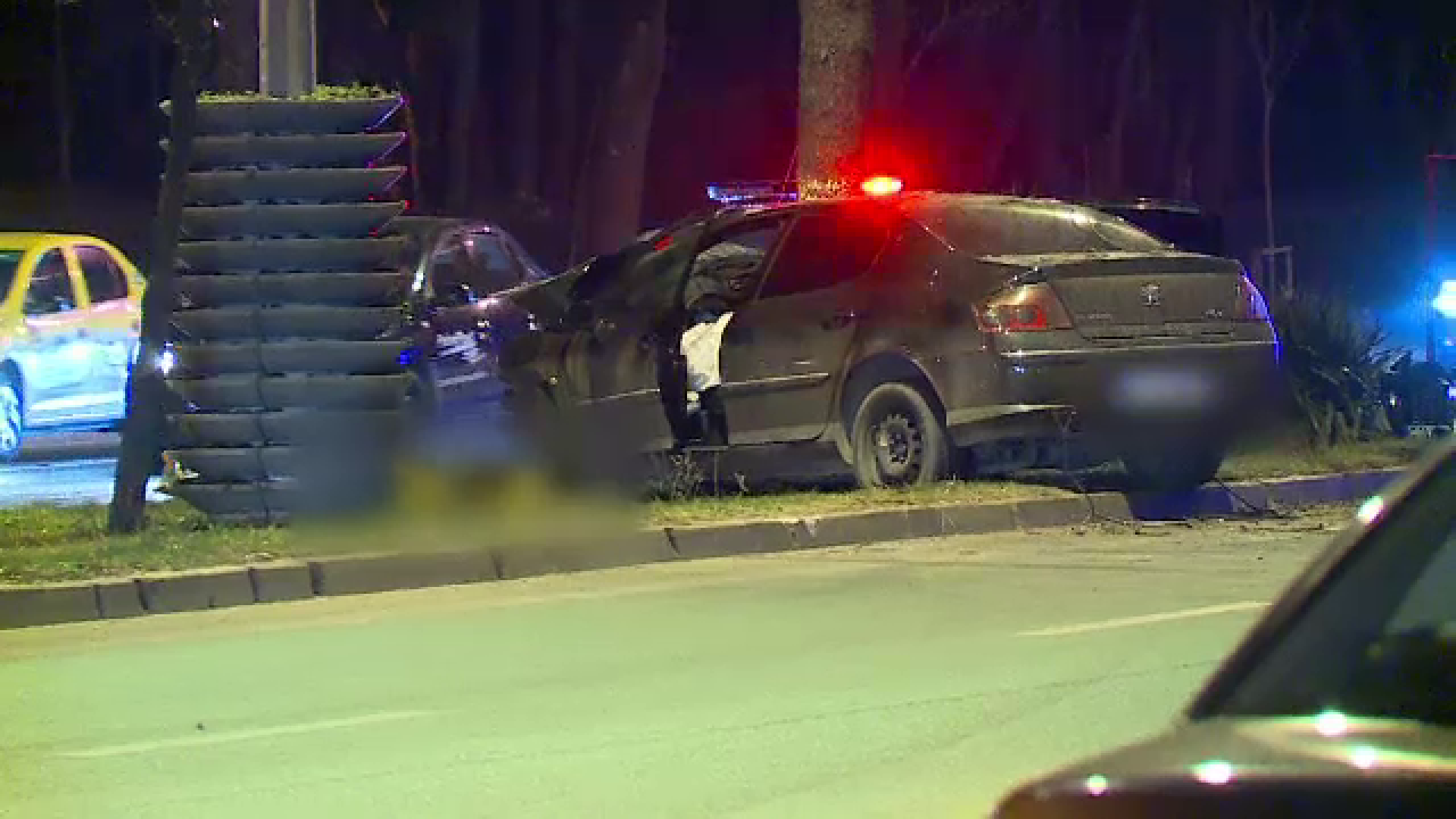 Accident mortal în București. Impactul a fost atât de violent, încât mașina s-a încolăcit în jurul copacului