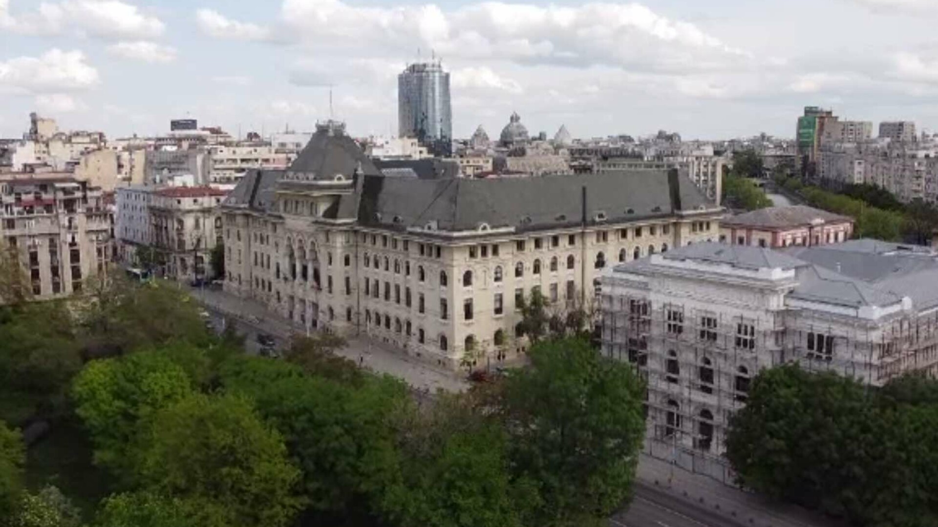 Zilele Bucureștiului 2025: Oameni au așteptat ore întregi pentru a vizita Primăria Capitalei.