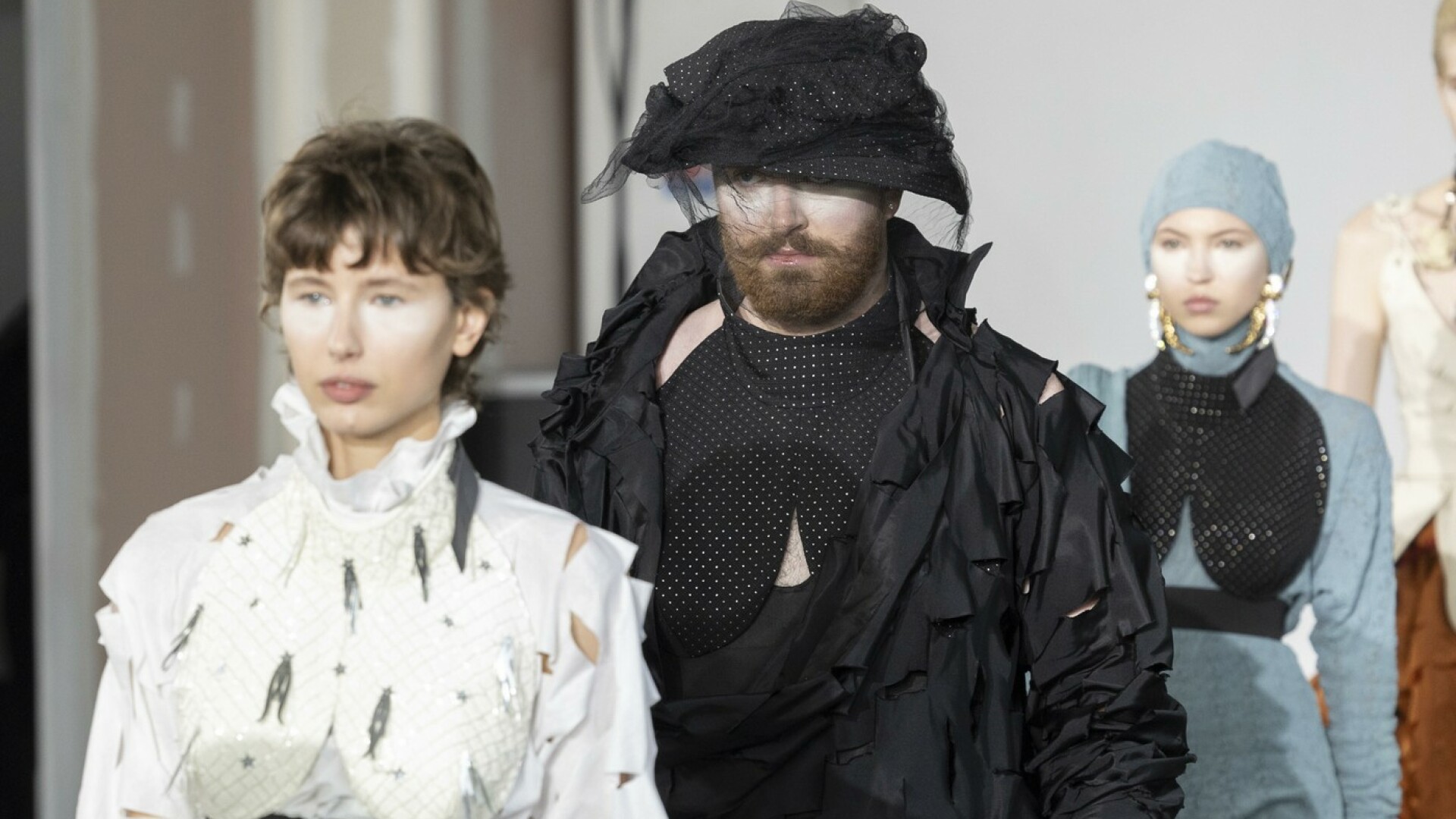 Sam Smith, apariție șocantă la Paris Fashion Week. Artistul a defilat într-o ținută creată de Vivienne Westwood | FOTO