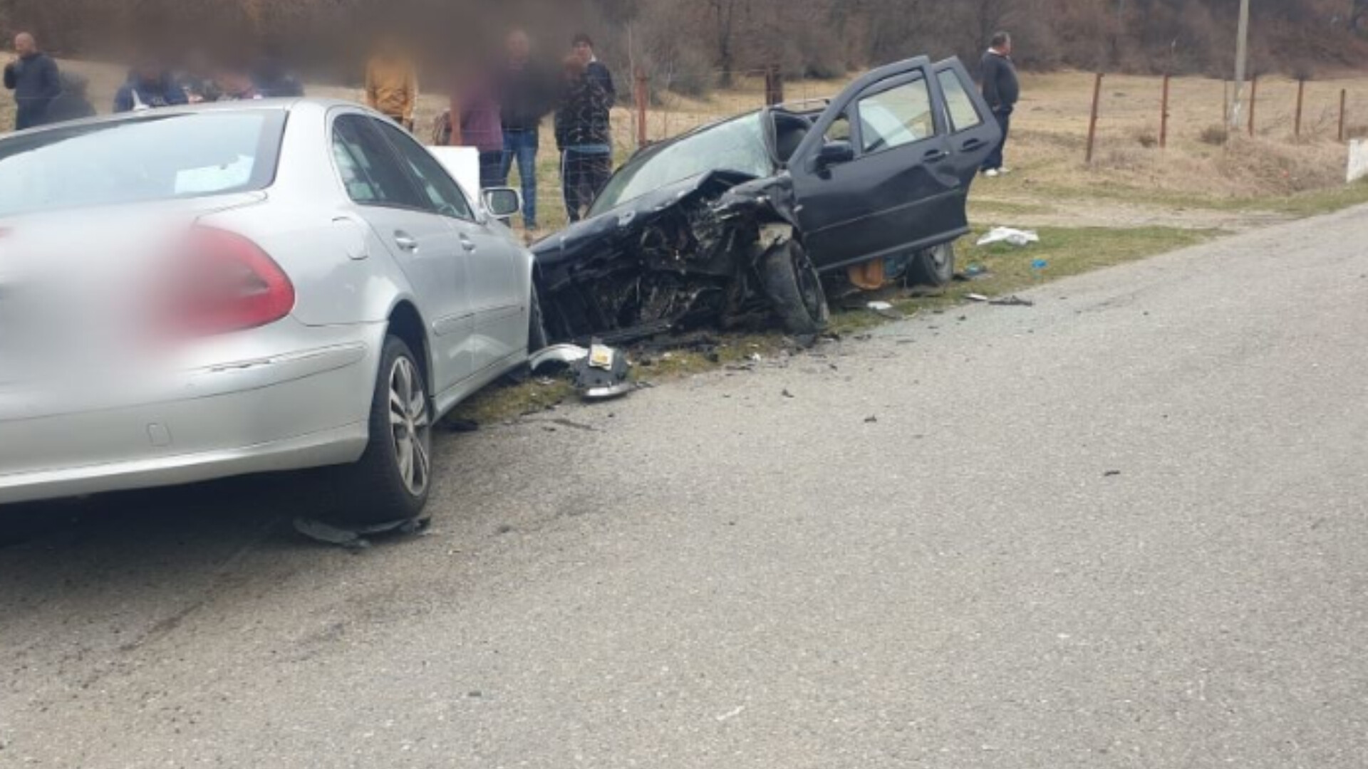 Accident cu trei autoturisme pe un drum din judeţul Vâlcea. Trei persoane au fost duse la spital
