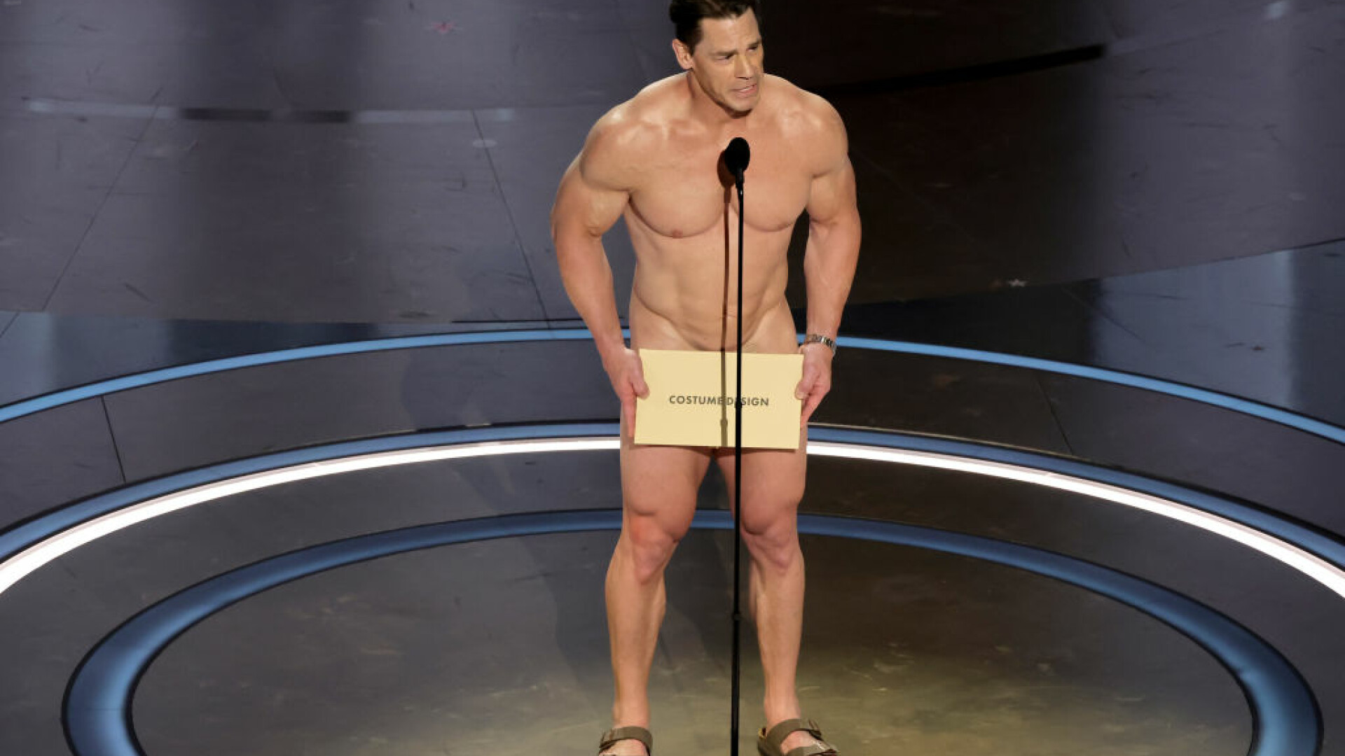 John Cena a apărut în pielea goală pe scena de la Oscar. Doar un cartonaș nu l-a făcut indecent