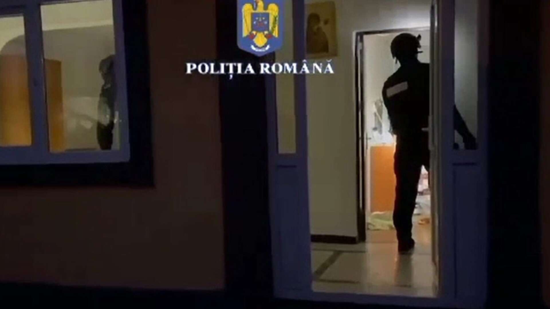 Ce face foamea din om. Doi tineri din Ploiești, reținuți de polițiști după ce au bătut un bărbat la o shaormerie