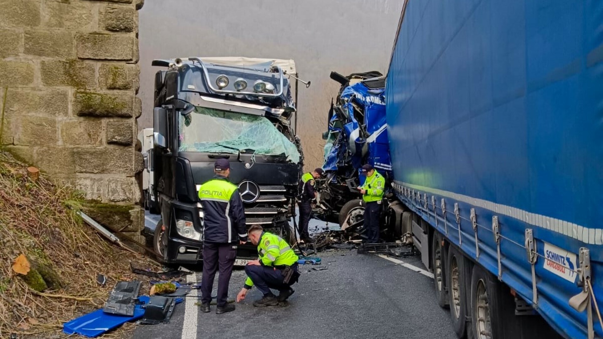 Trei TIR-uri s-au ciocnit în Caraș-Severin. Dezastrul provocat de un șofer bulgar care circula cu viteză | GALERIE FOTO