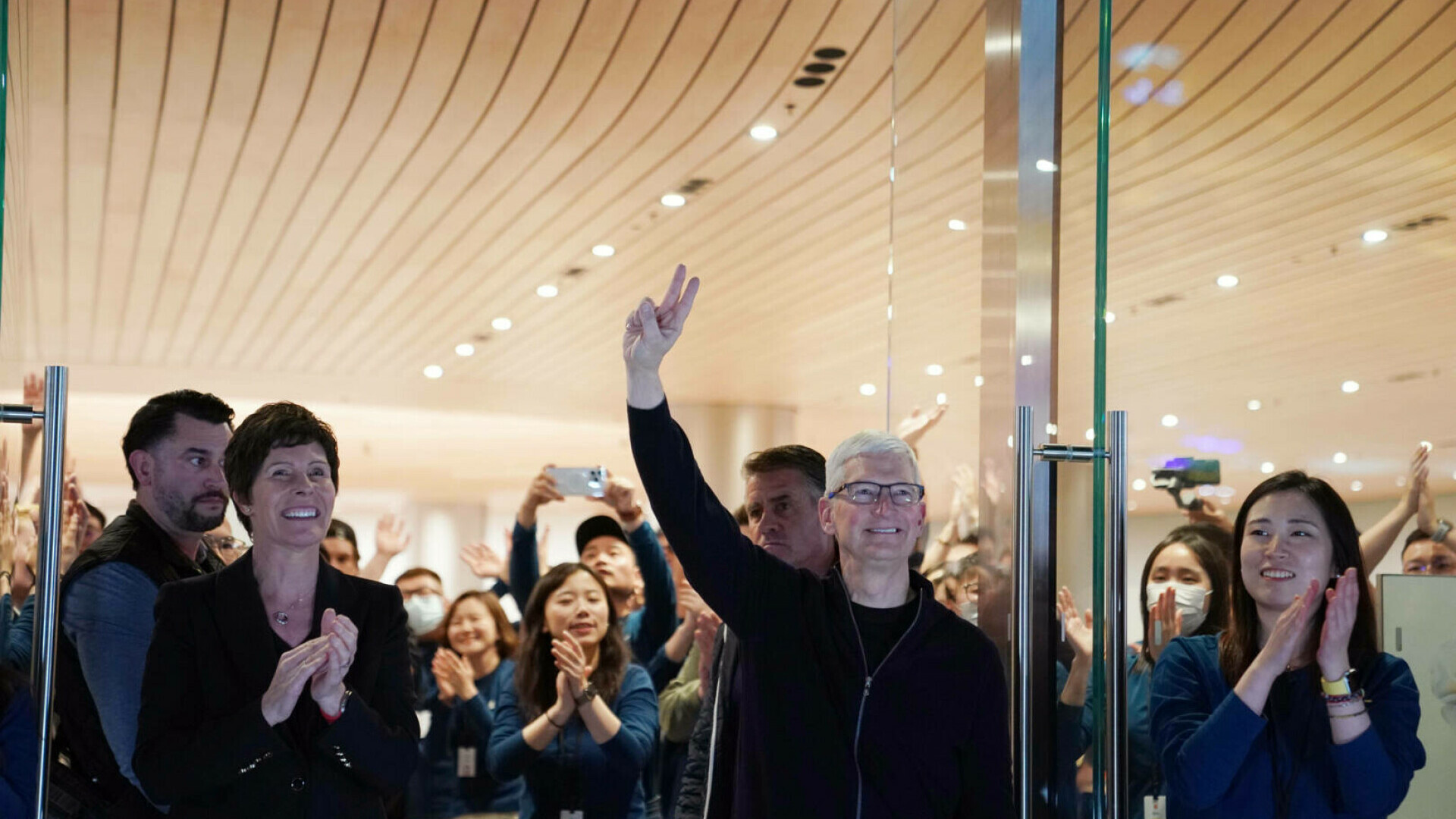 Secretul vizitei lui Tim Cook în China. Directorul general Apple ajunge la Beijing la debutul mega-procesului antimonopol