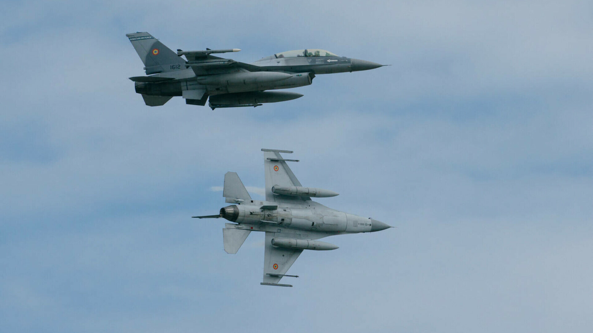 Avioane de luptă supersonice F-16 vor zbura la joasă altitudine în toată România, timp de o săptămână