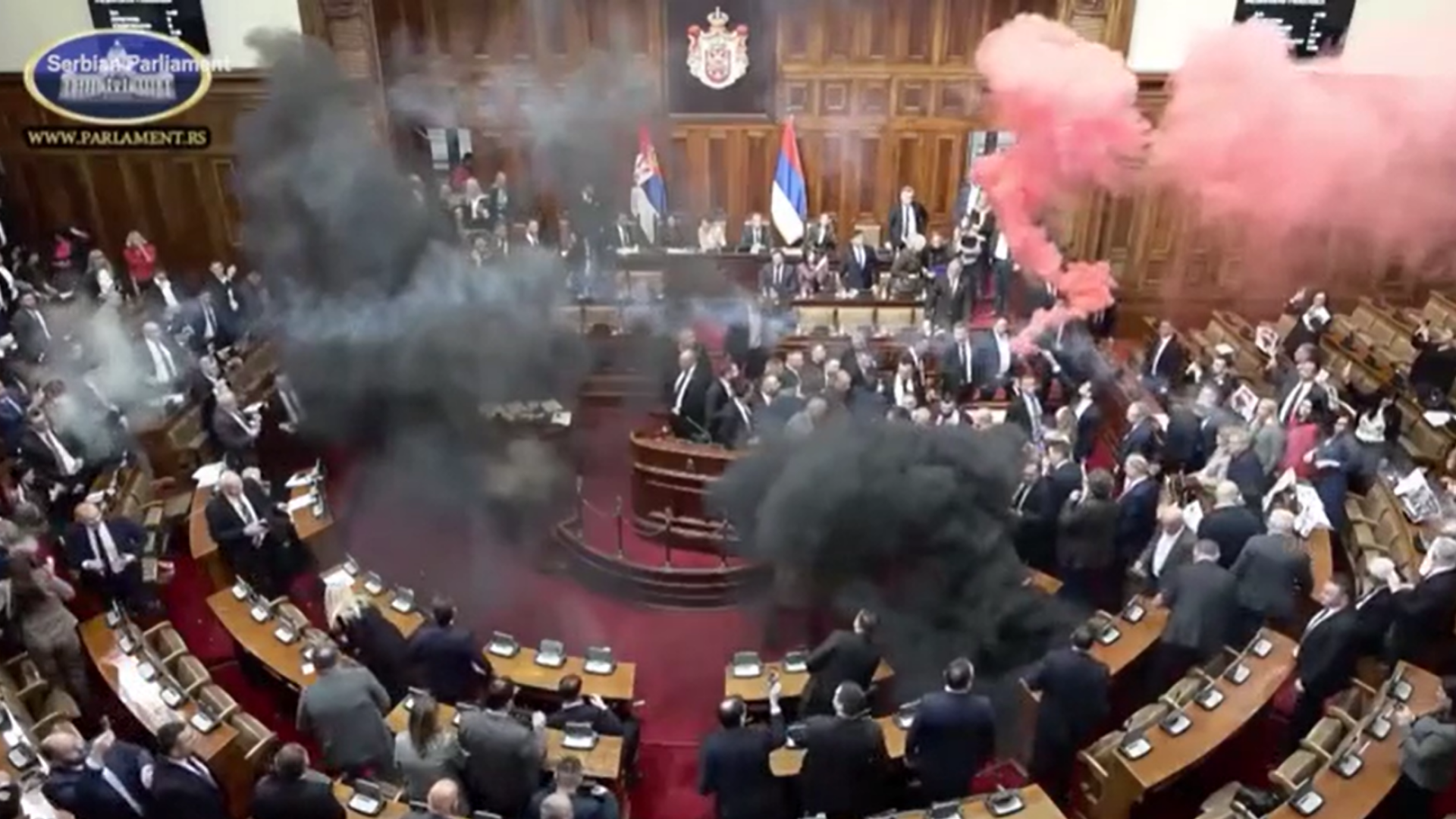 Deputatii sarbi arunca cu grenade fumigene in parlament