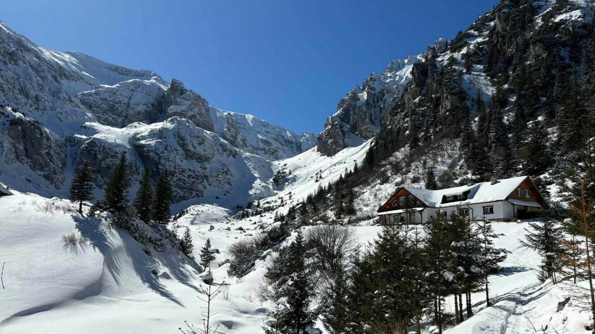 O avalanşă de placă s-a declanşat în Munţii Bucegi