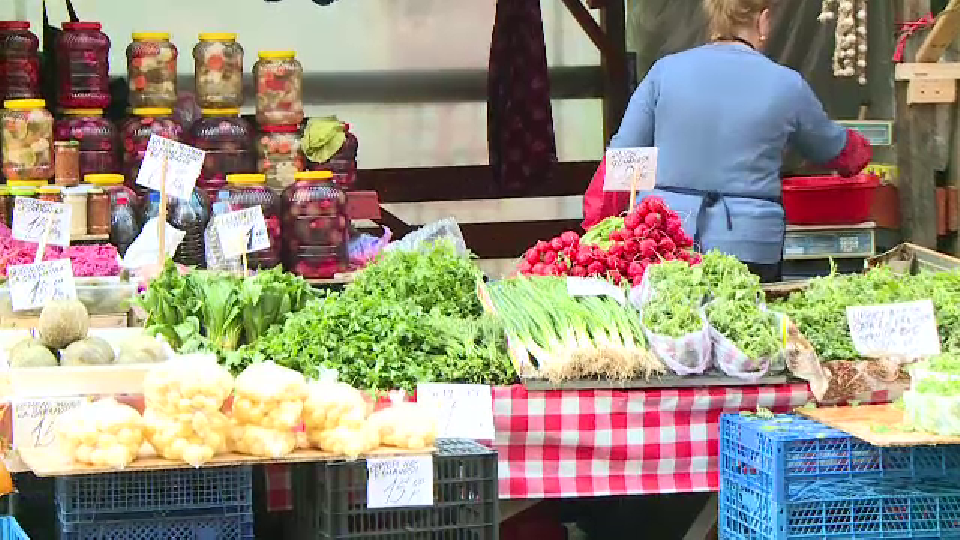 Verdețuri și legume la piață