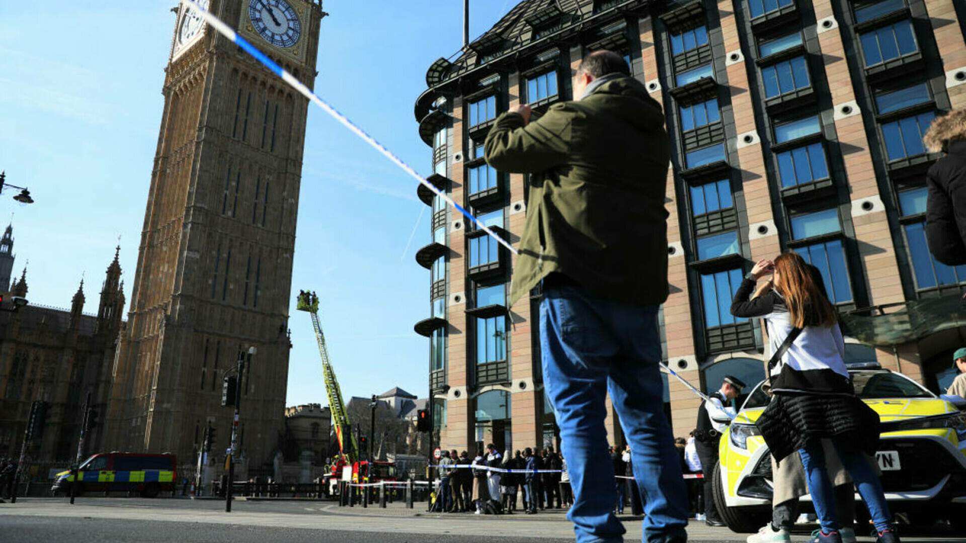 Bărbat cu un steag palestinian cățărat pe turnul Big Ben