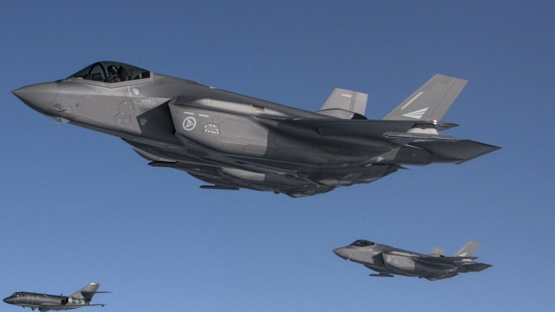 Un OZN s-a ciocnit de un avion de luptă american și i-a spart cupola pilotului. Rapoarte oficiale dezvăluite și ipoteze