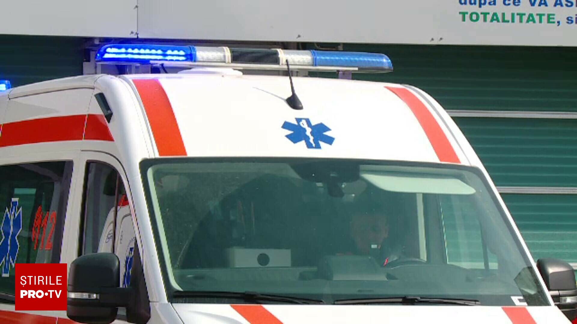 O femeie a murit după ce a fost lovită de un șofer care conducea în marșarier într-o parcare din București