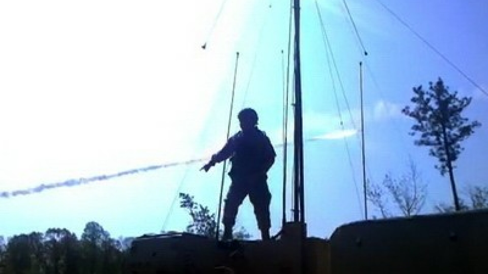 Soldat care danseaza pe sub rachete
