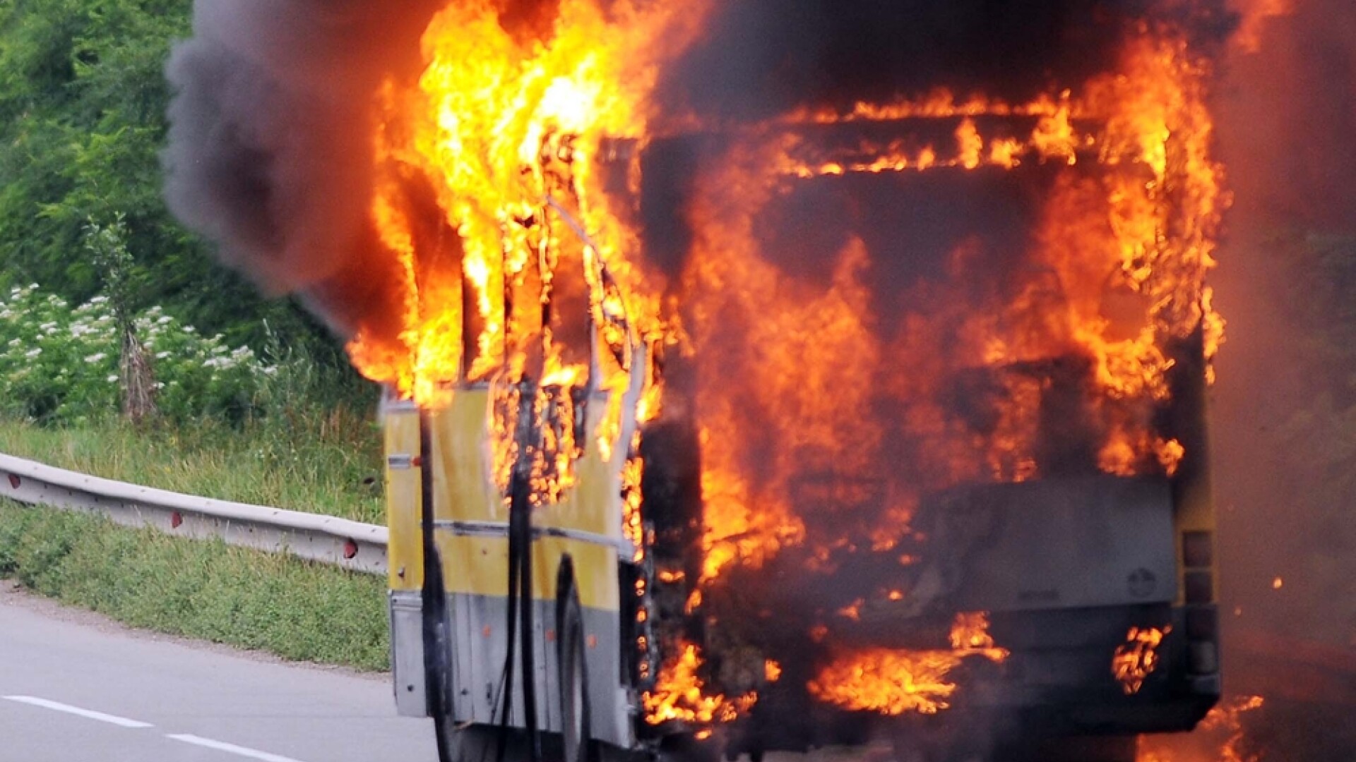 Autocar incendiu