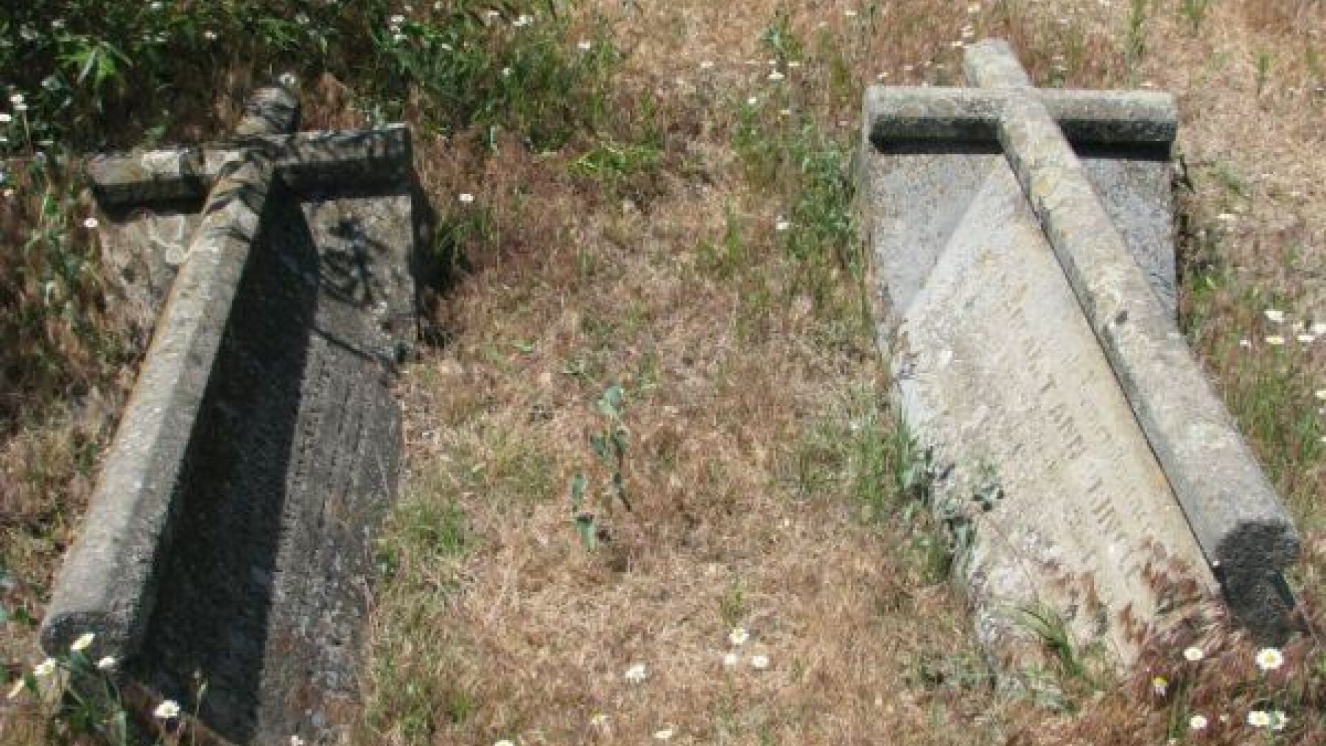 cimitir Sulina, mormant indragostiti, foto constanteanul.com