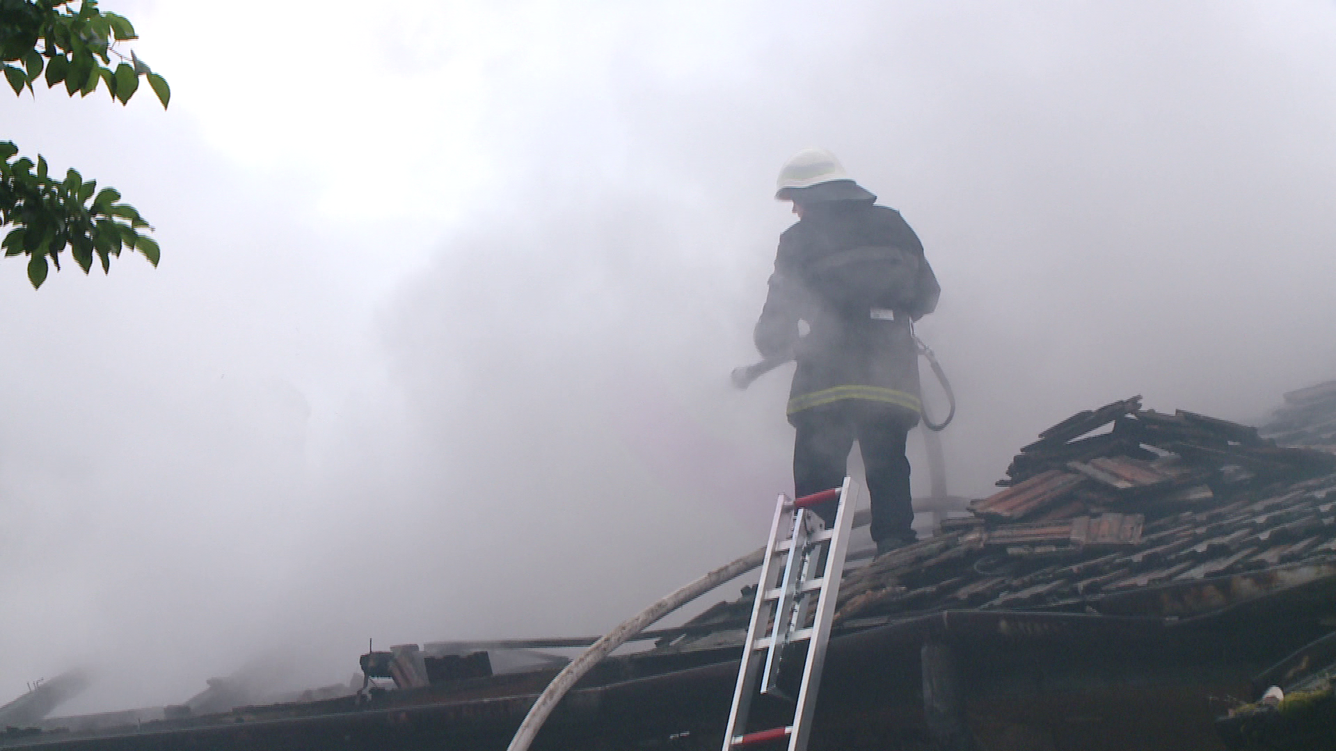 incendiu, pompier pe acoperis