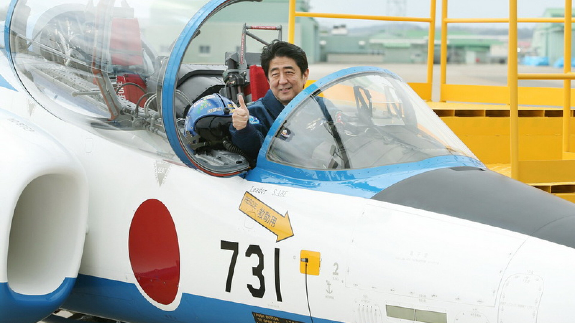 premierul japonez Shinzo Abe in cabina unui avion de vanatoare