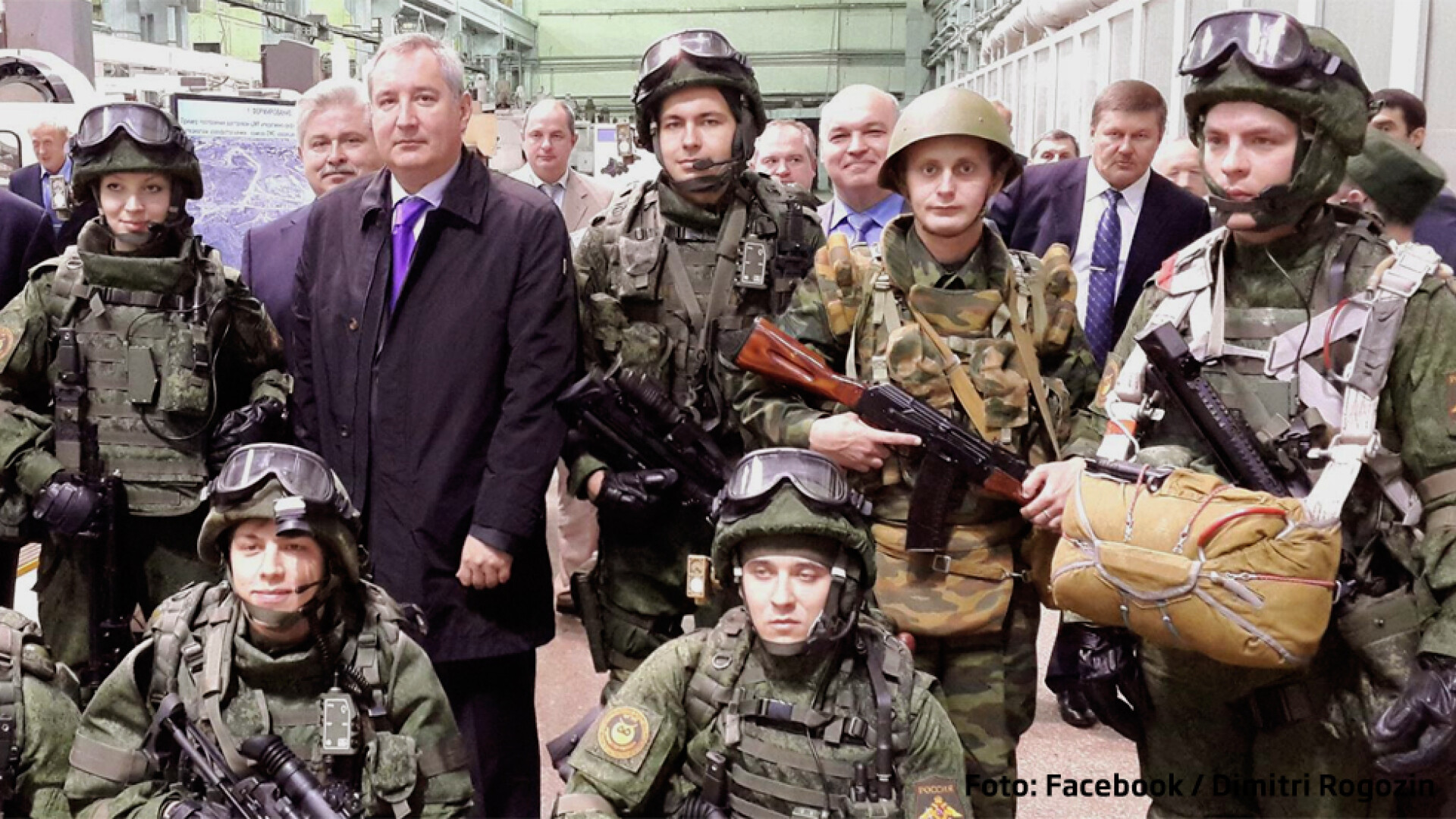 Dimitri Rogozin inconjurat de soldati