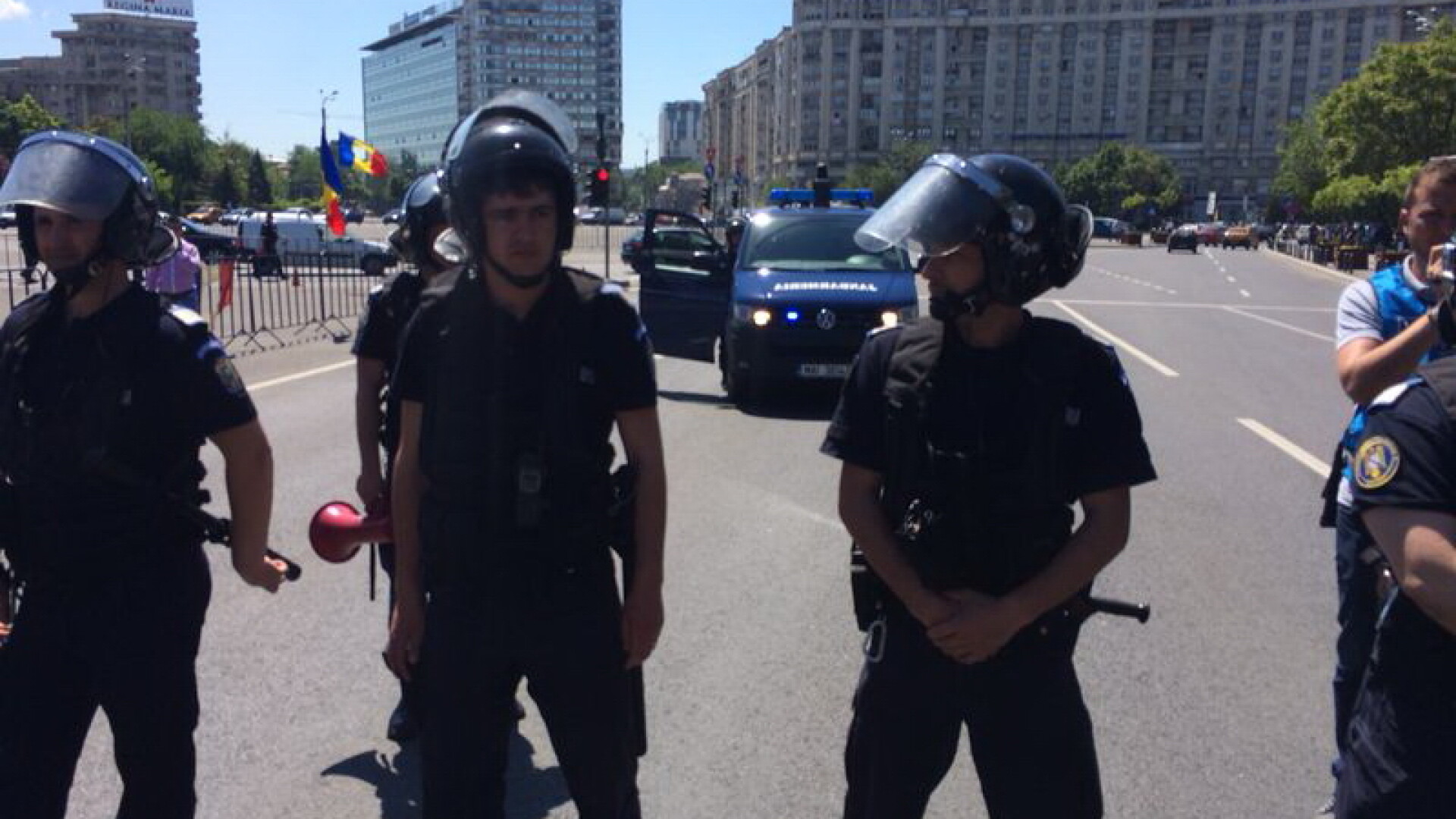 Proteste ale revolutionarilor in Piata Victoriei