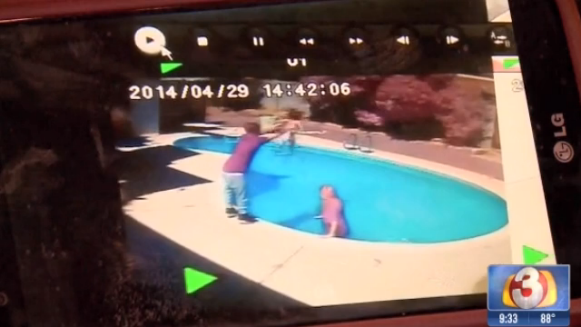 Copil aruncat in piscina