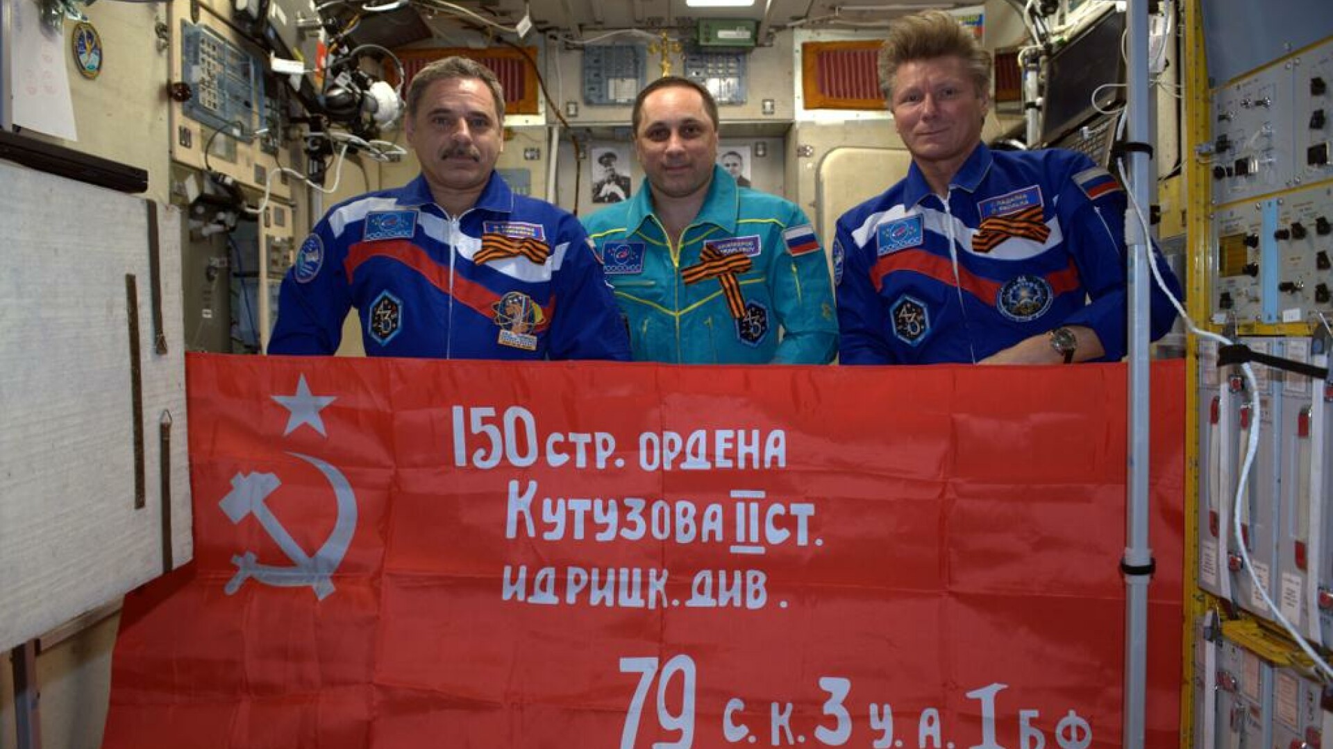 cosmonauti rusi cu Steagul Victoriei