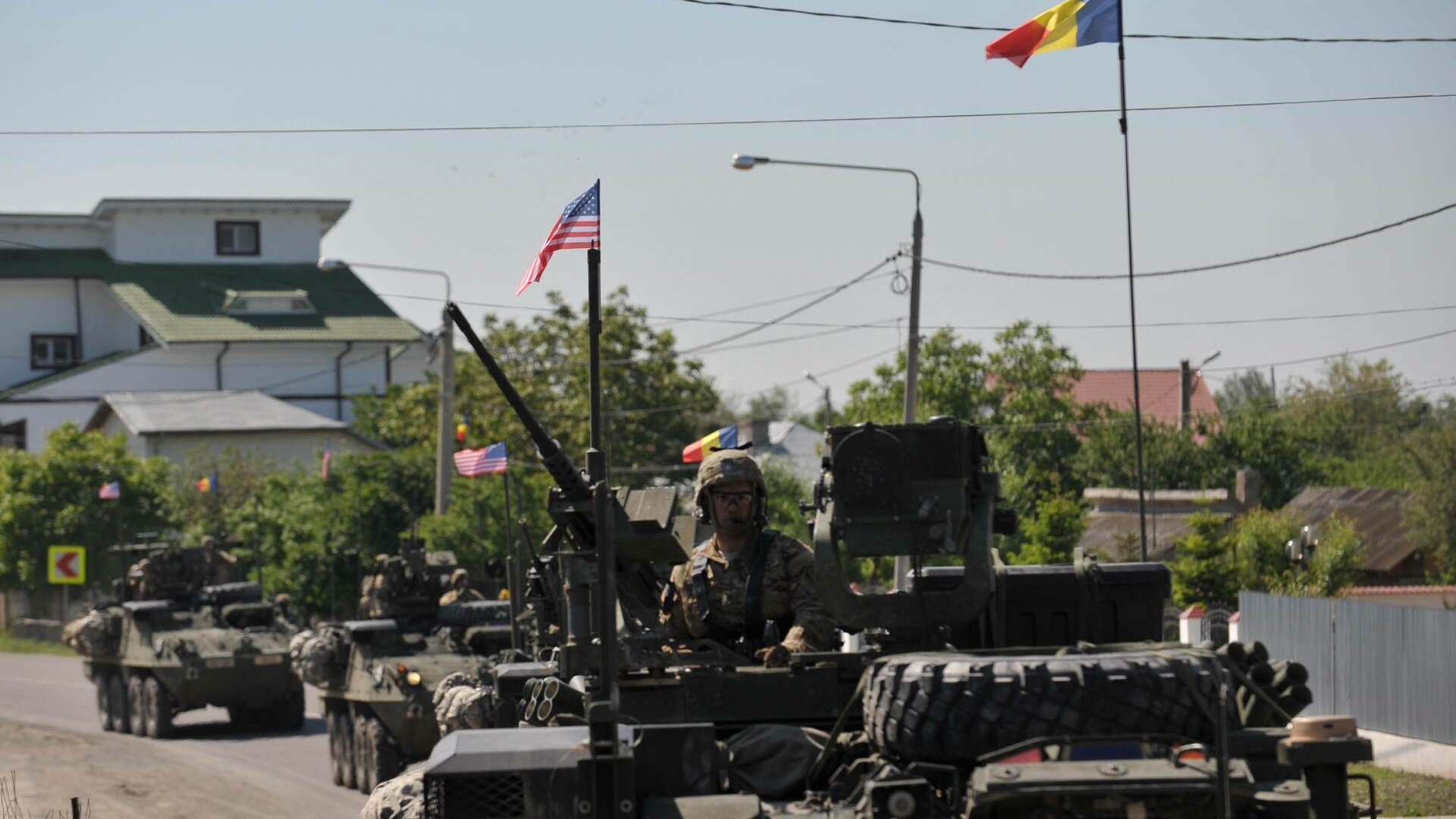 Marsul Cavaleriei - vehicule militare americane merg de la M. Kogalniceanu la Cincu