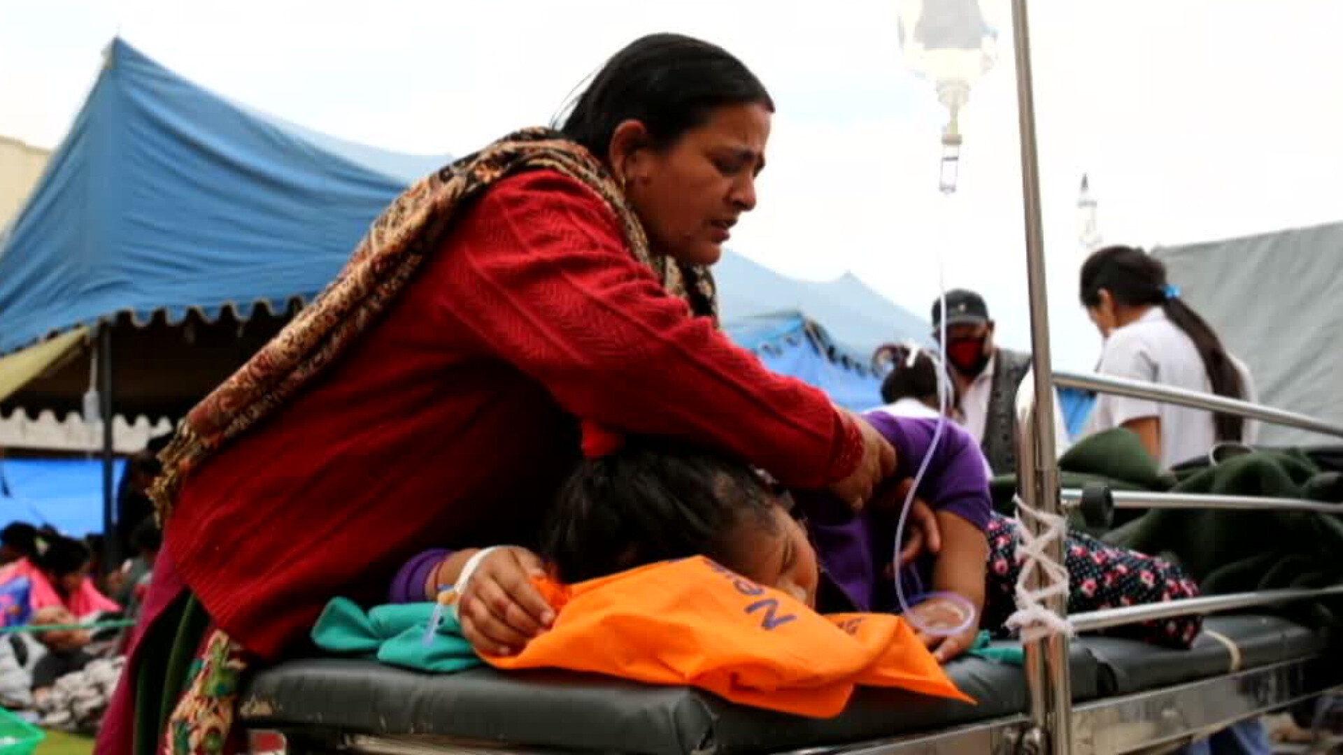 femeie din Nepal cu copil