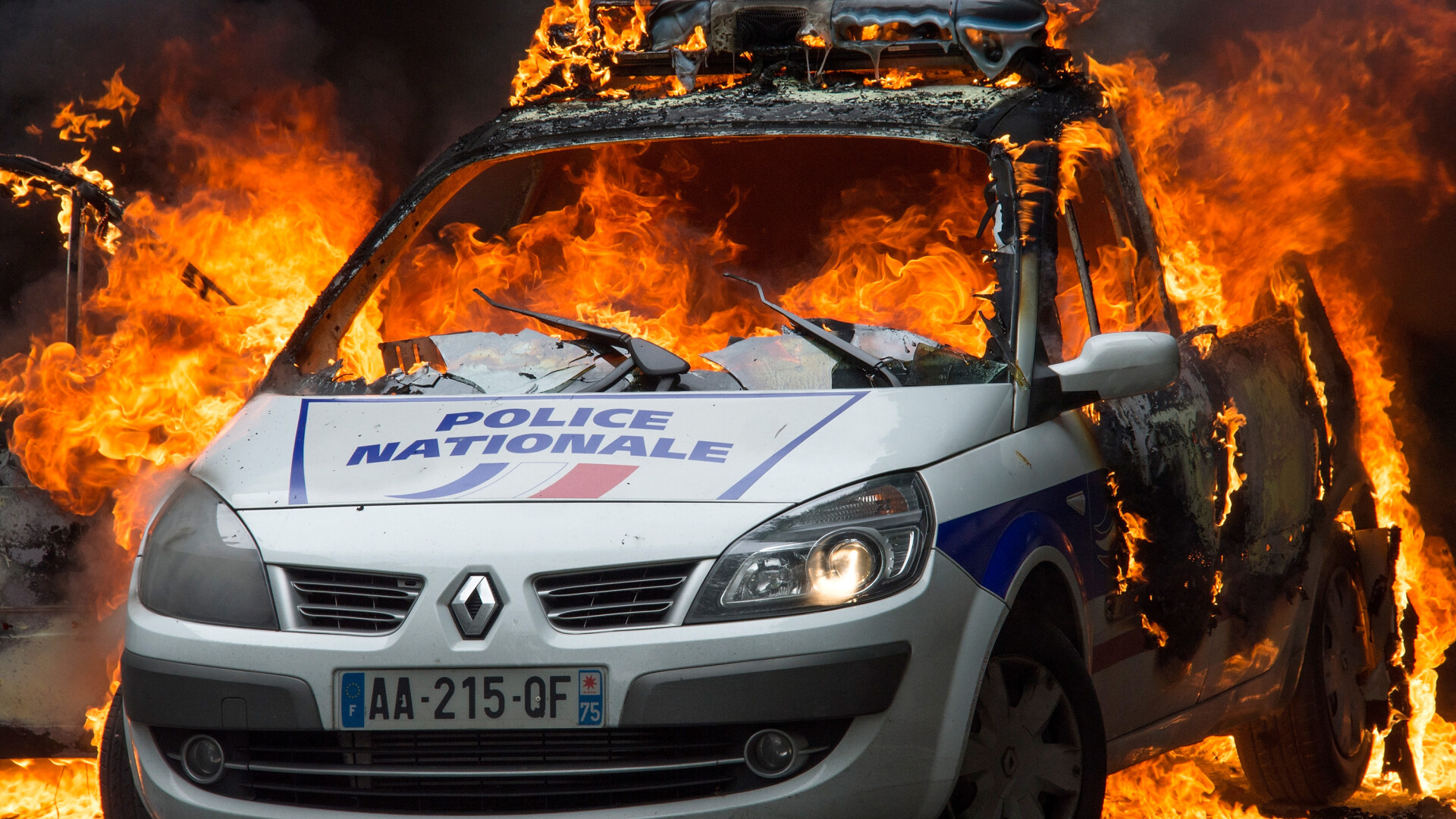 O masina a politiei a fost incendiata la Paris