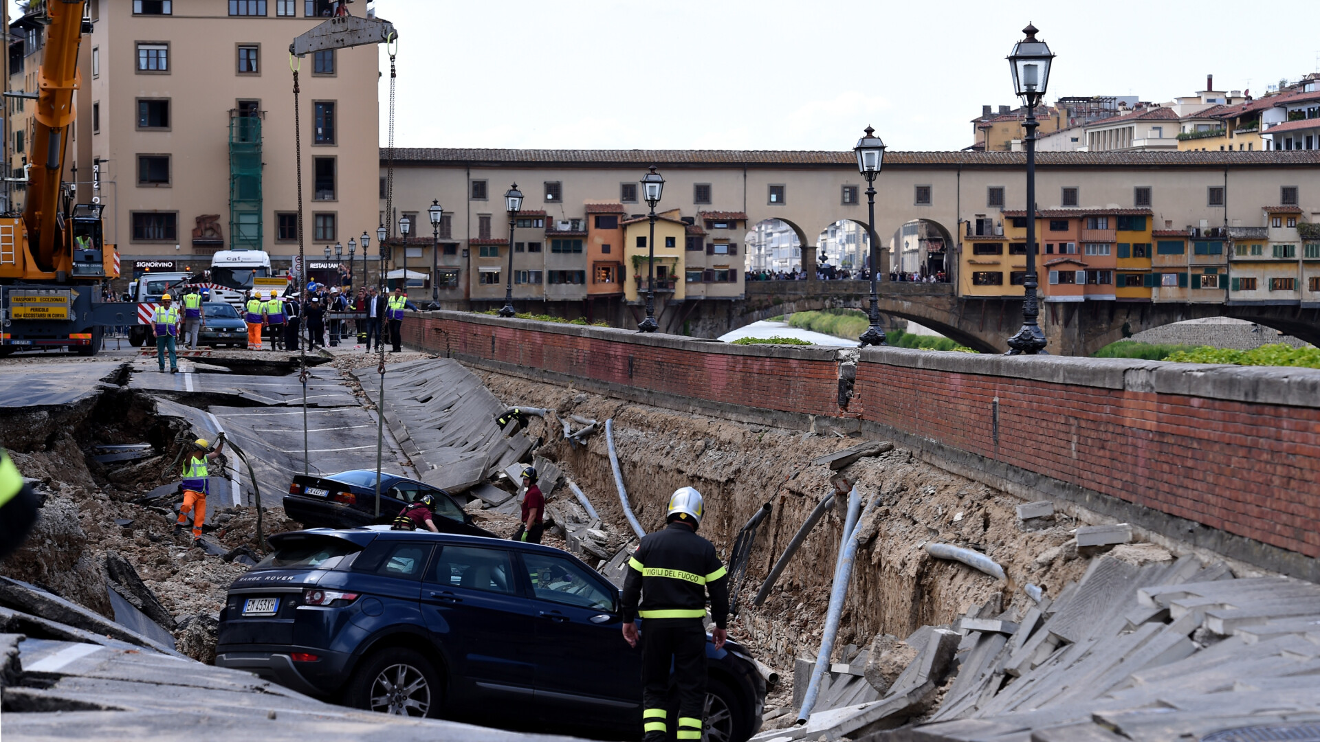 20 de masini au fost inghitite de asfalt in centrul Florentei