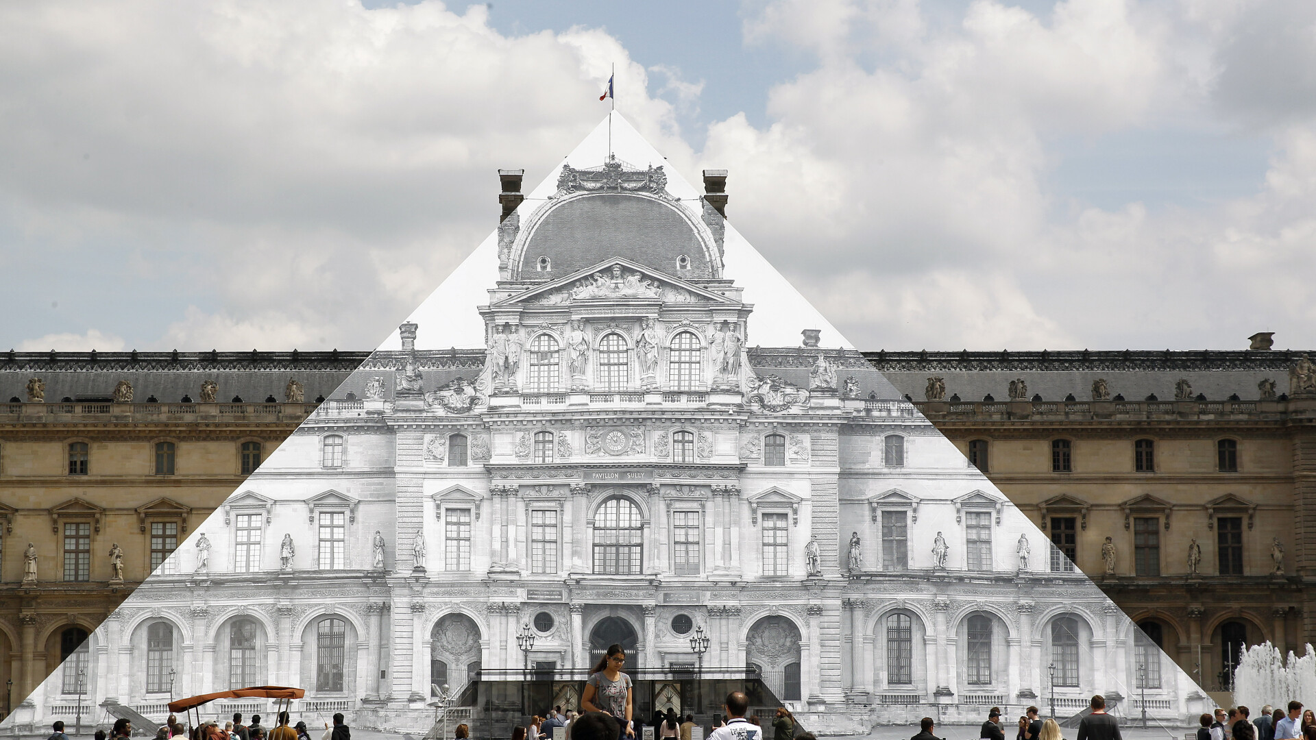 Cum a disparut piramida de sticla din curtea Muzeului Luvru, din Paris