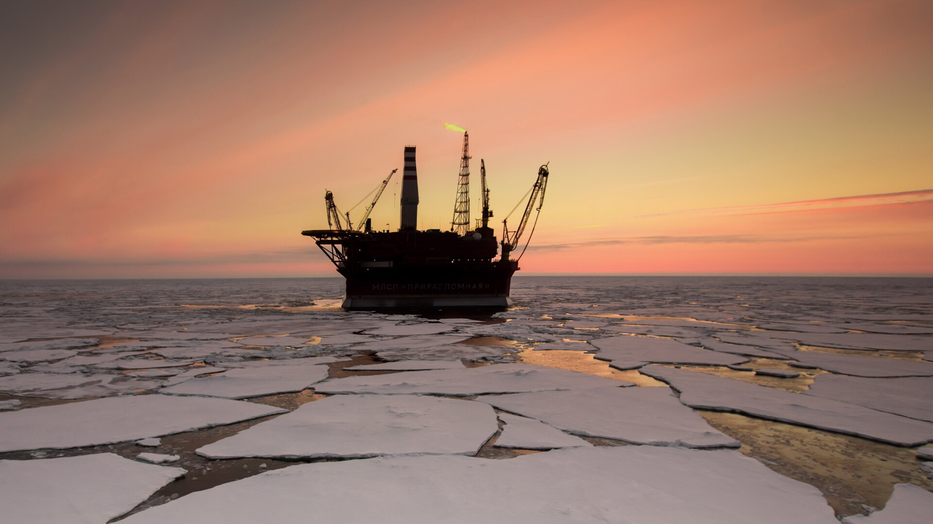 Platforma petroliera ruseasca Prirazlomnaya, in Marea Pechora, prima rezistenta la gheata din Arctic