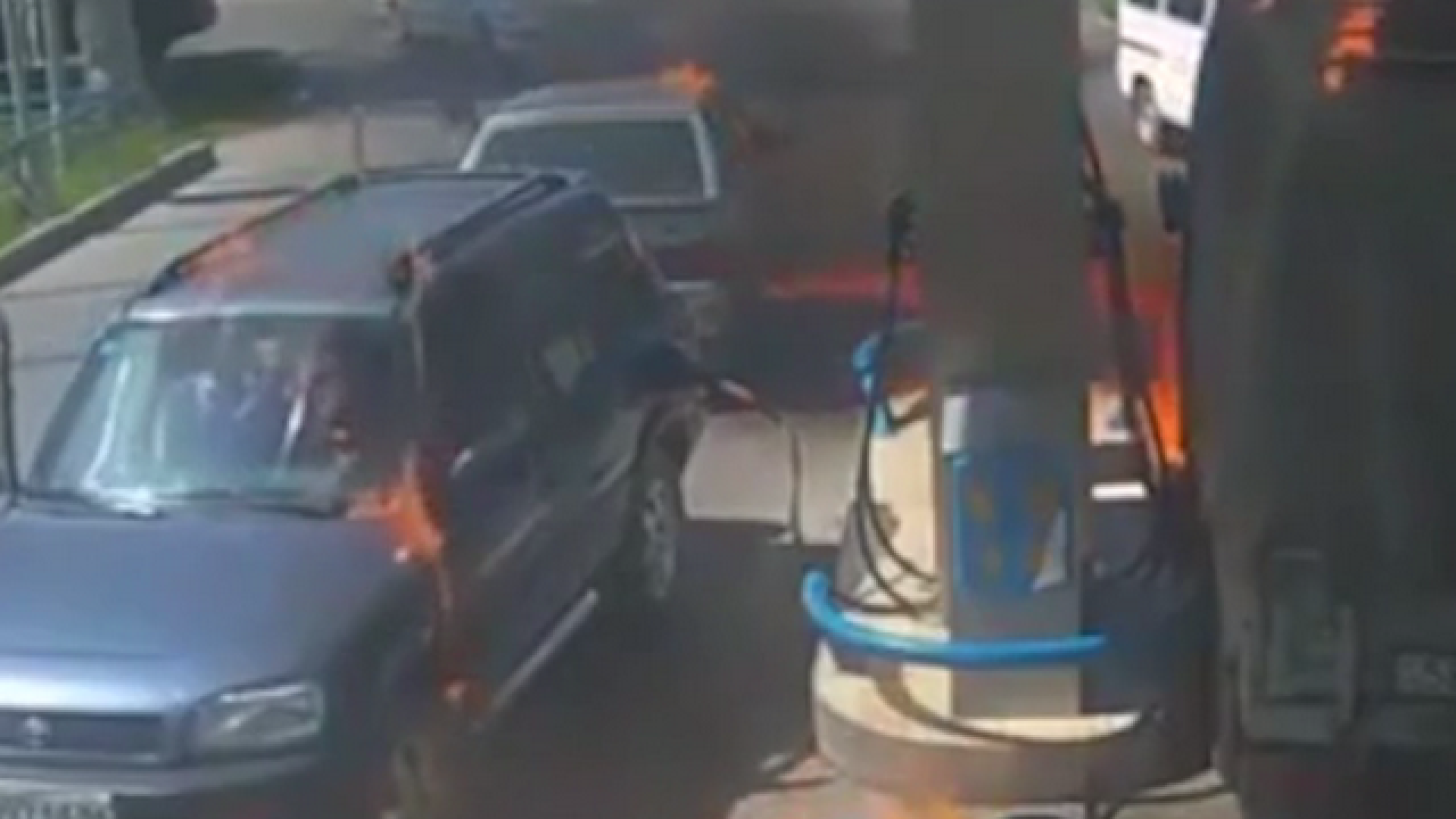 Incediu la o benzinarie din Kazakhstan dupa ce un barbat a verificat canistra cu o bricheta