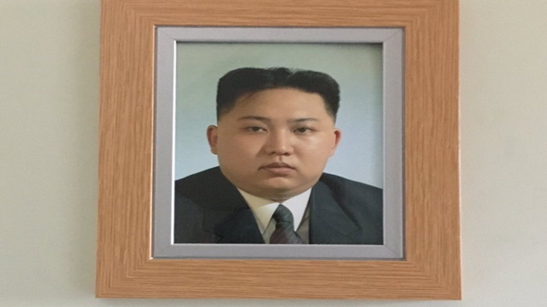 Cum a ajuns fotografia lui Kim-Jong-un in casa unui britanic