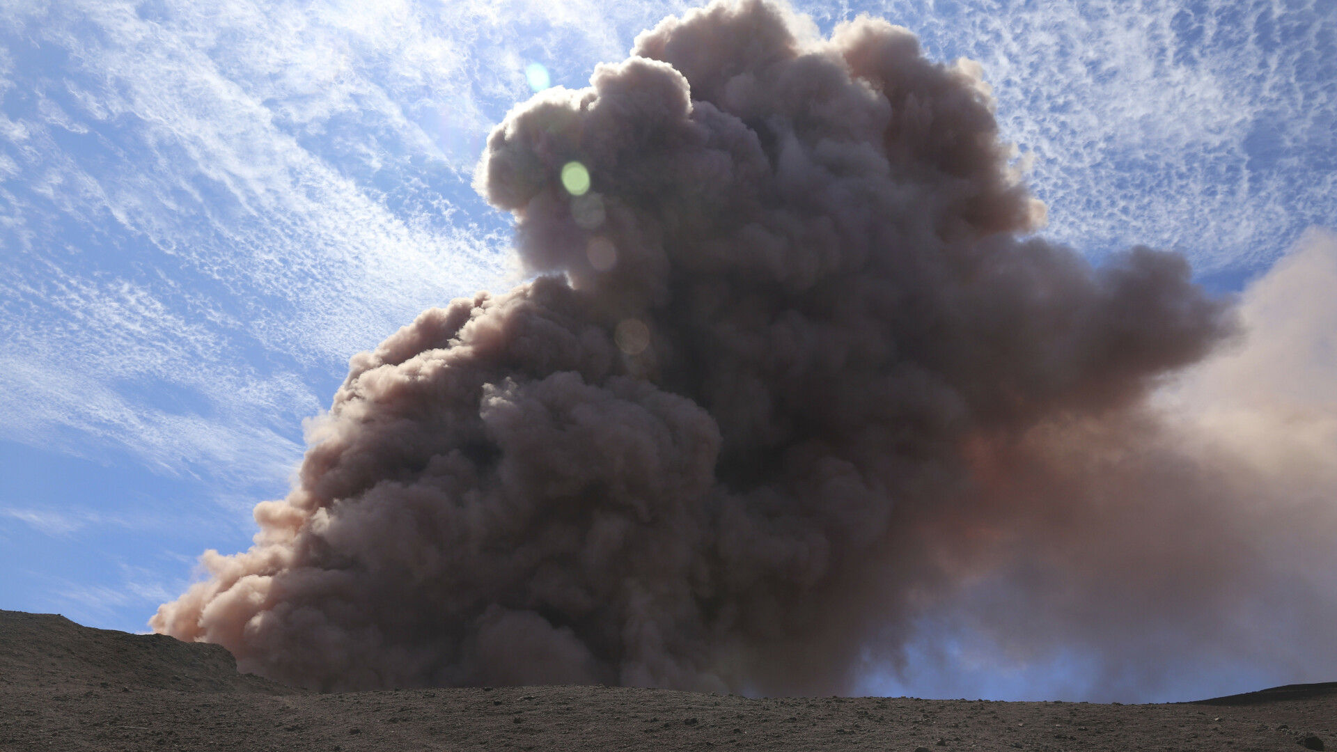 Vulcanul Kilauea din Hawaii a erupt violent după un cutremur de magnitudine 5