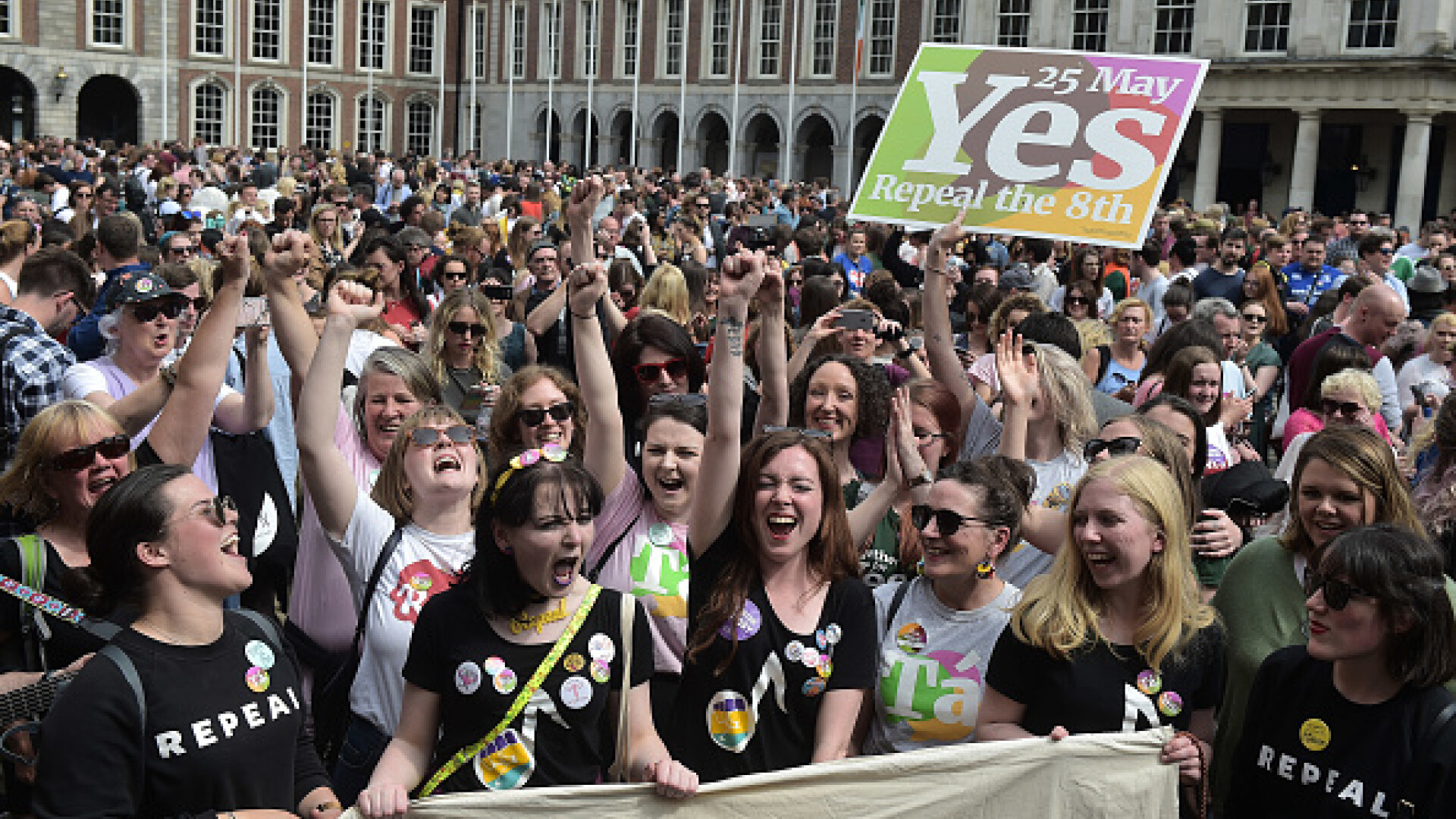 Irlandezii au sărbătorit rezultatul referendumului care legalizează avortul