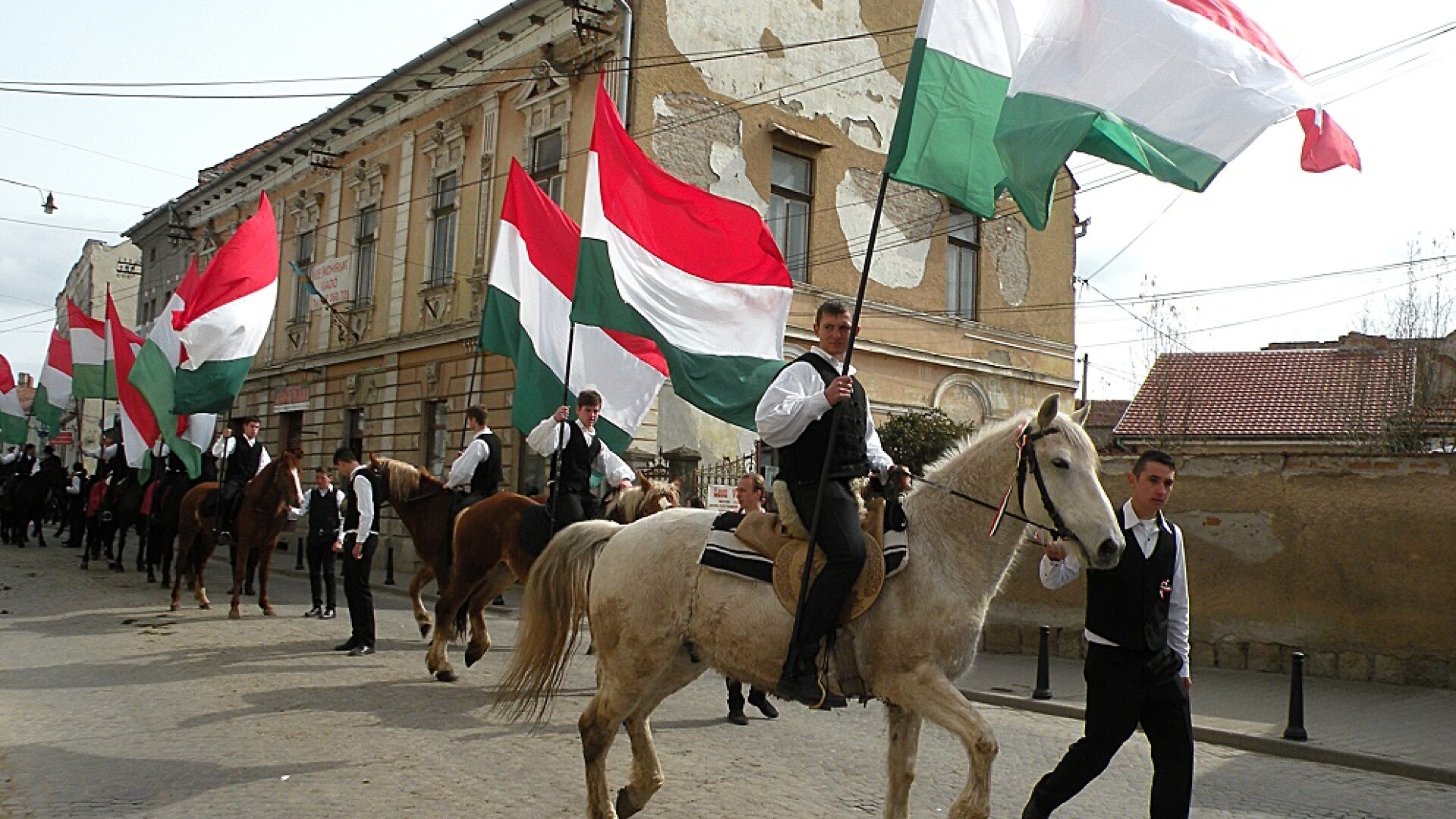 Participanti la manifestarile organizate de Ziua Maghiarilor de Pretutindeni, la Targu Secuiesc.