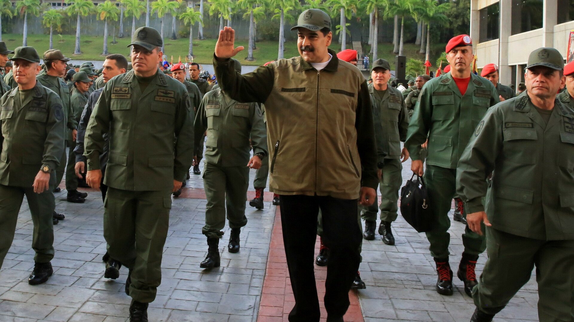 Nicolas Maduro inconjurat de militari