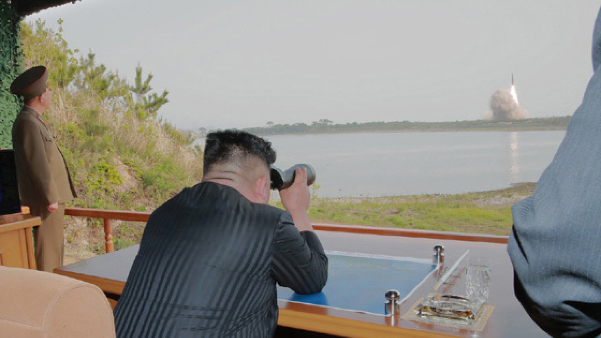 Kim Jong-un supervizează testele nord-coreene cu rachete şi alte tipuri de arme - 9