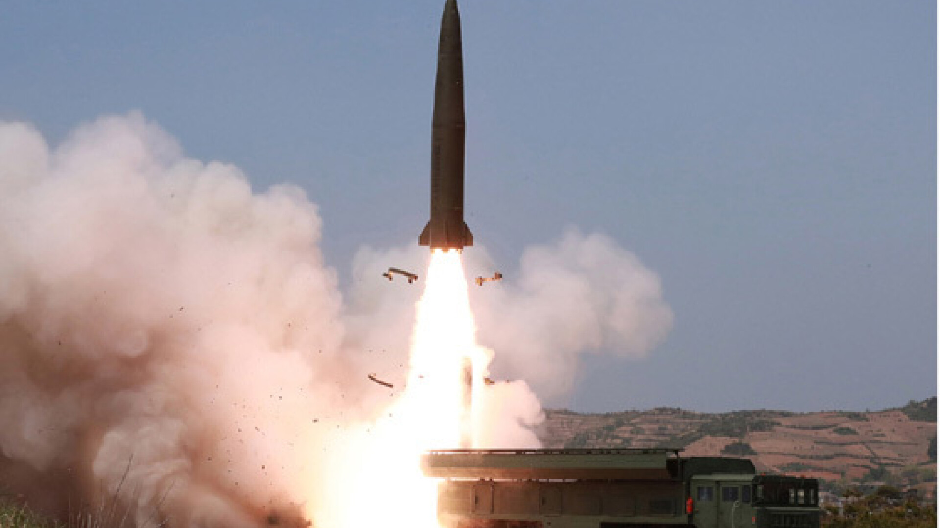 Kim Jong-un supervizează testele nord-coreene cu rachete şi alte tipuri de arme - 15