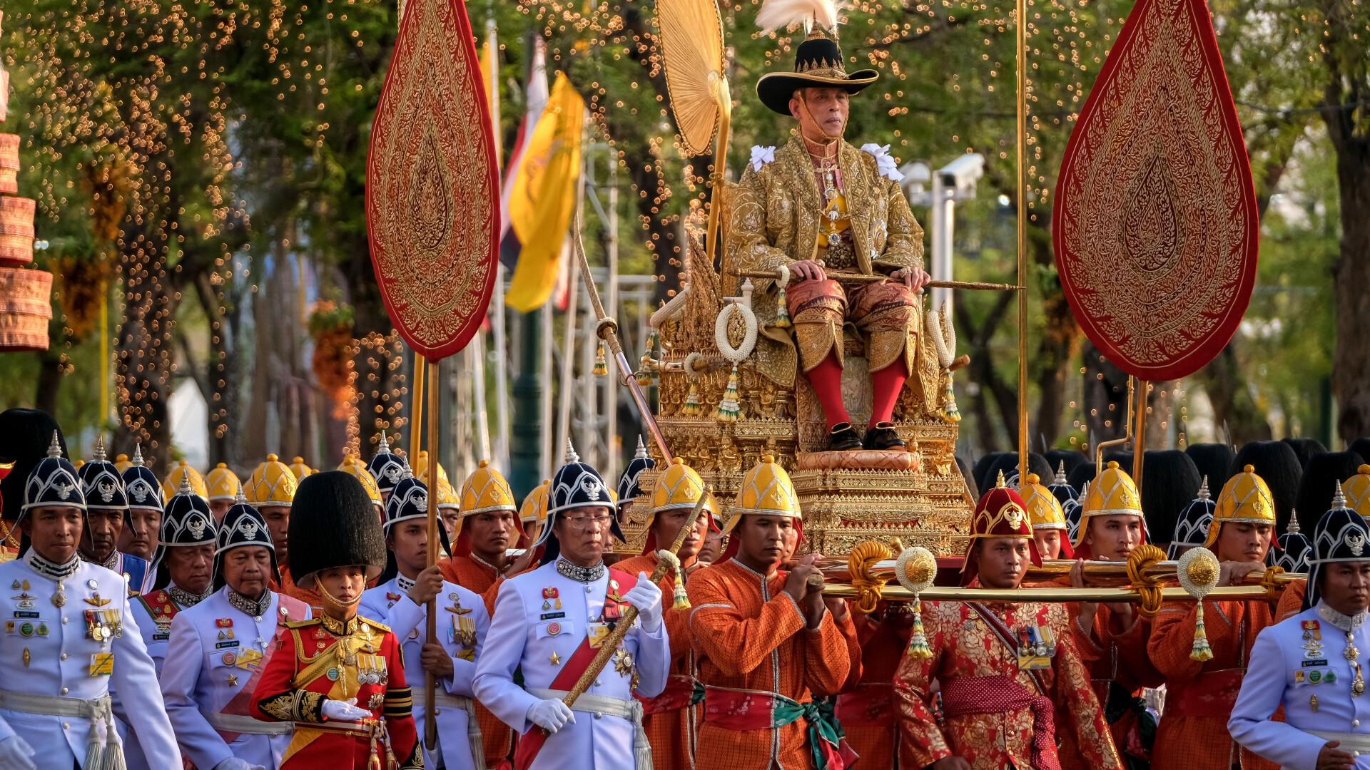 Paradă uriașă după încoronarea noului rege al Thailandei