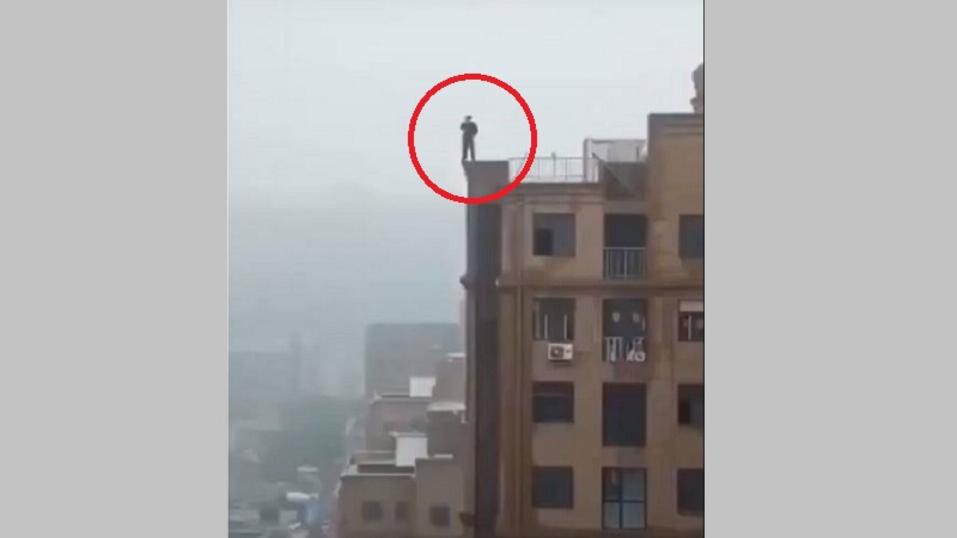 Un tânăr a căzut în gol de pe o clădire în timp ce își face un selfie