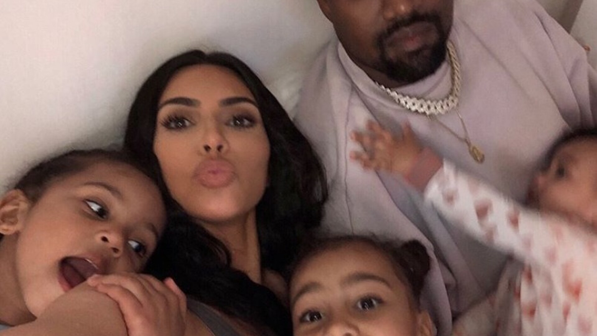Prima fotografie cu al 4-lea copil al lui Kim Kardashian și Kanye West - 5