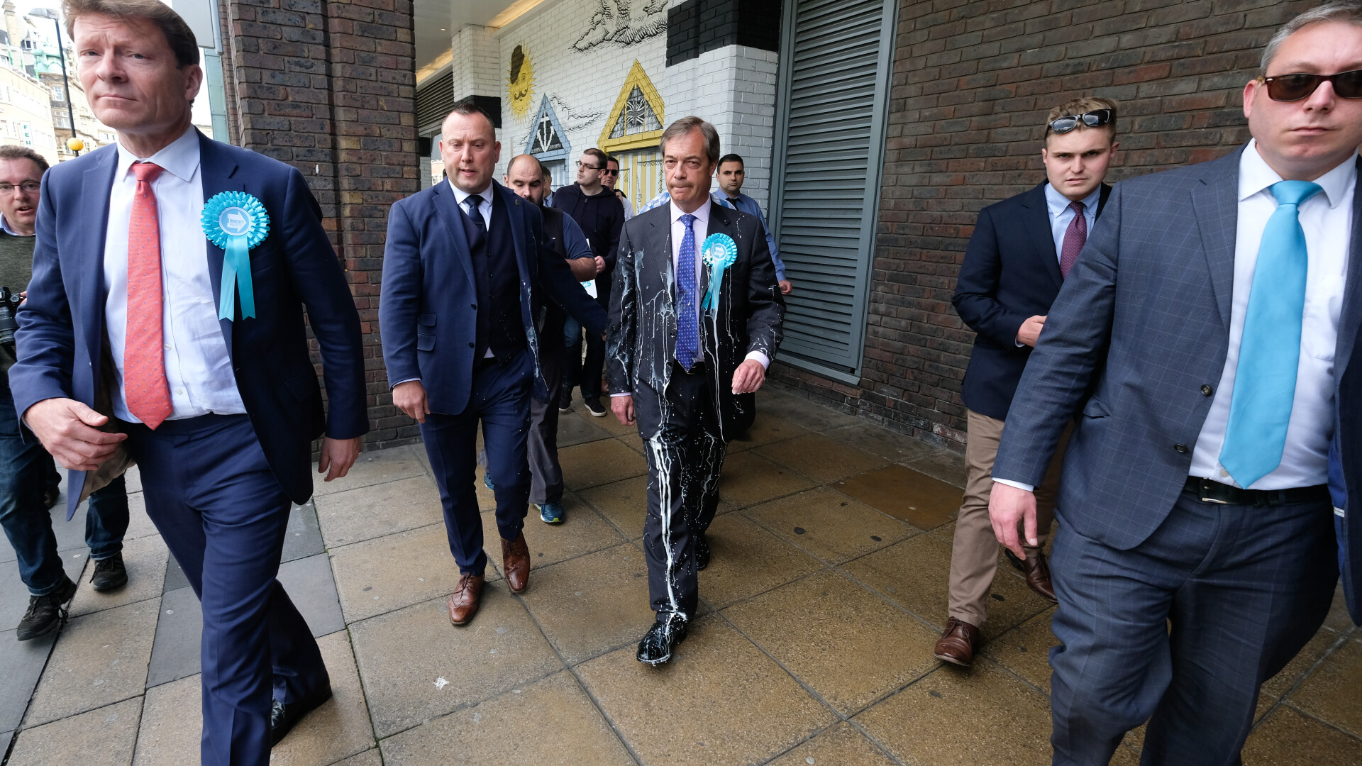 Liderul Partidului pentru Brexit, Nigel Farage, atacat cu milkshake